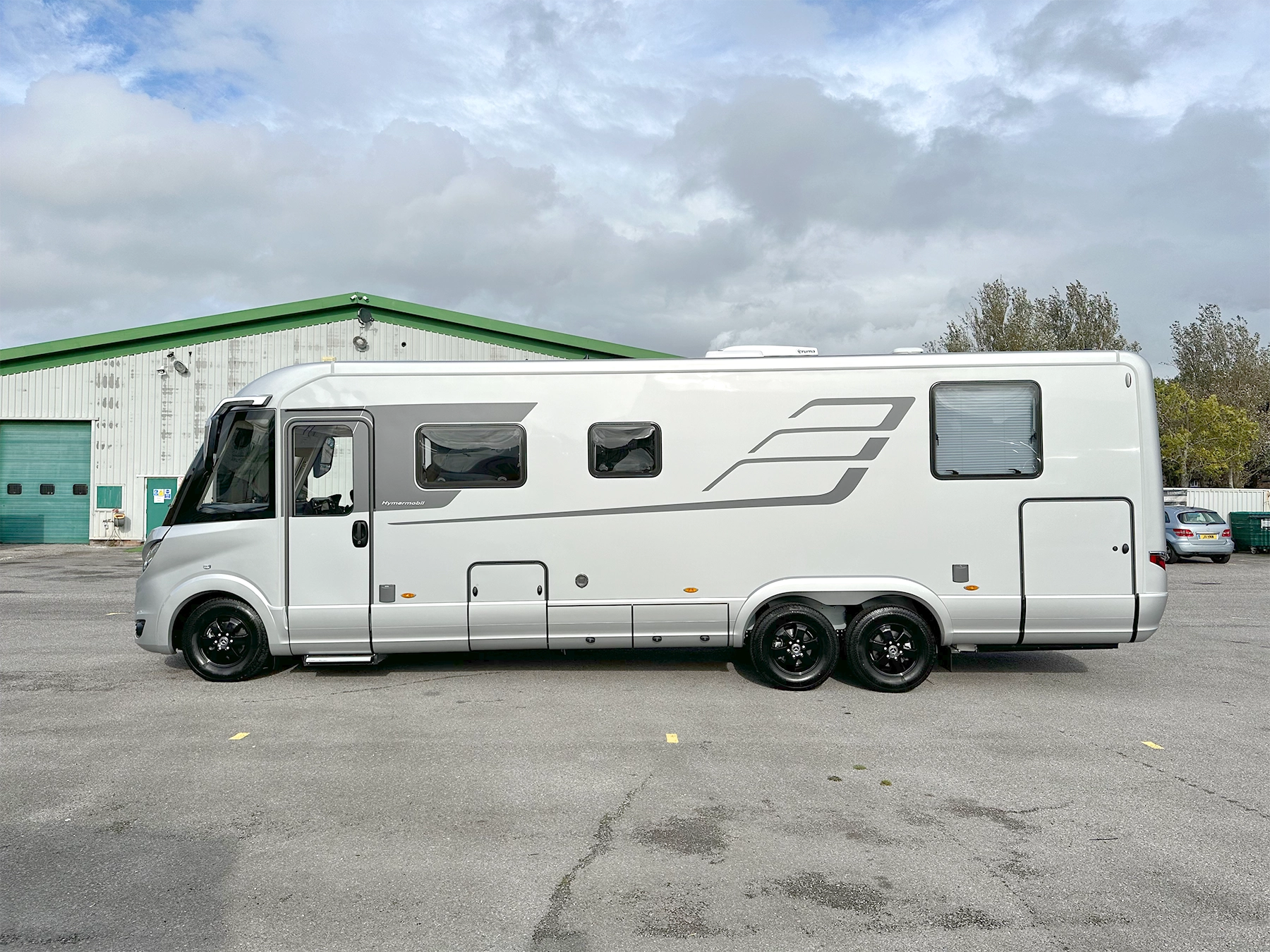 Hymer B-ML I 880 Motorhome Exterior Right Side