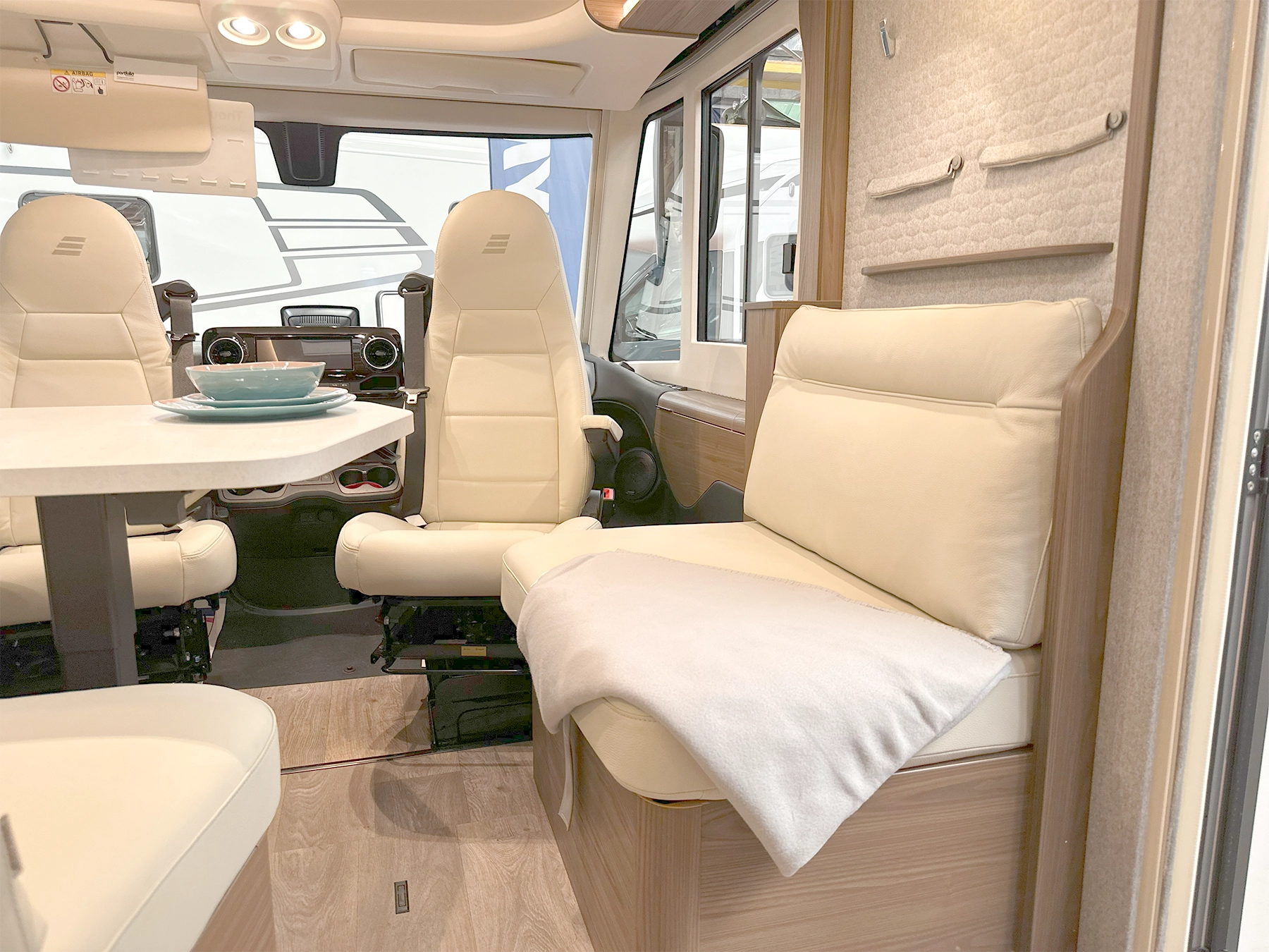 Hymer B-ML I 880 Motorhome Side Bench