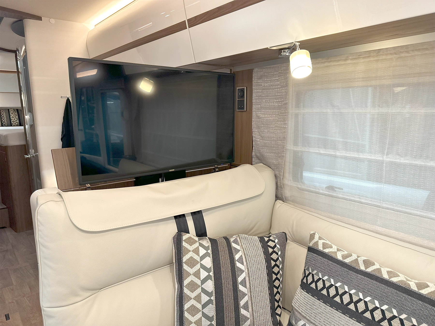 Hymer B-ML I 880 Motorhome TV Lounge Area
