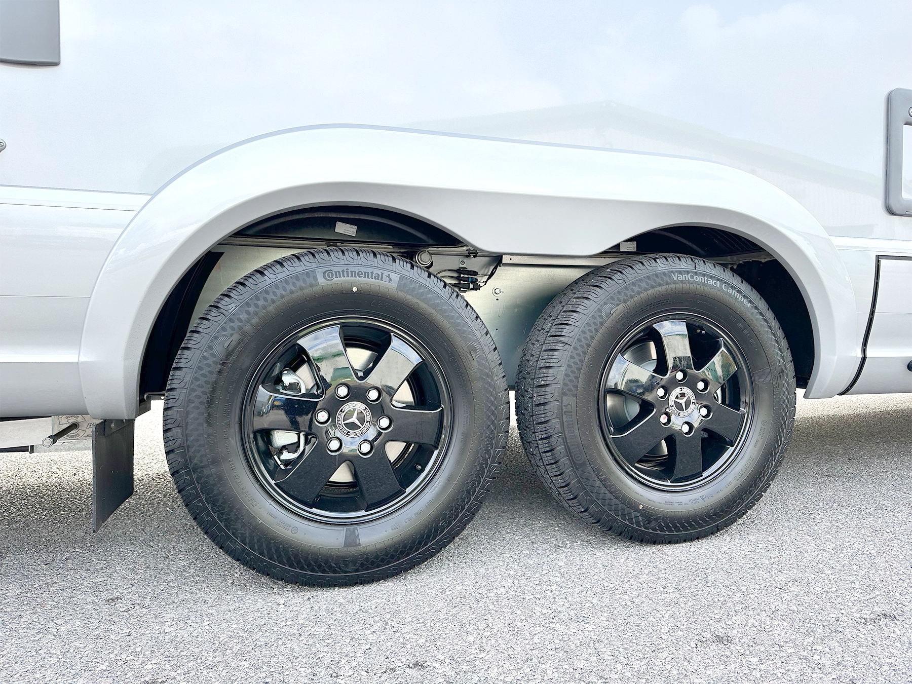 Hymer B-ML I 880 Motorhome Exterior Tyres