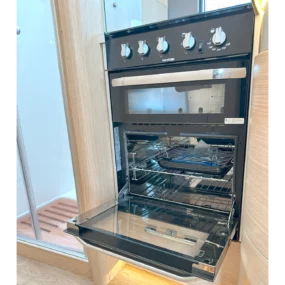 Hymer B-MC I 680 Motorhome Thetford Oven