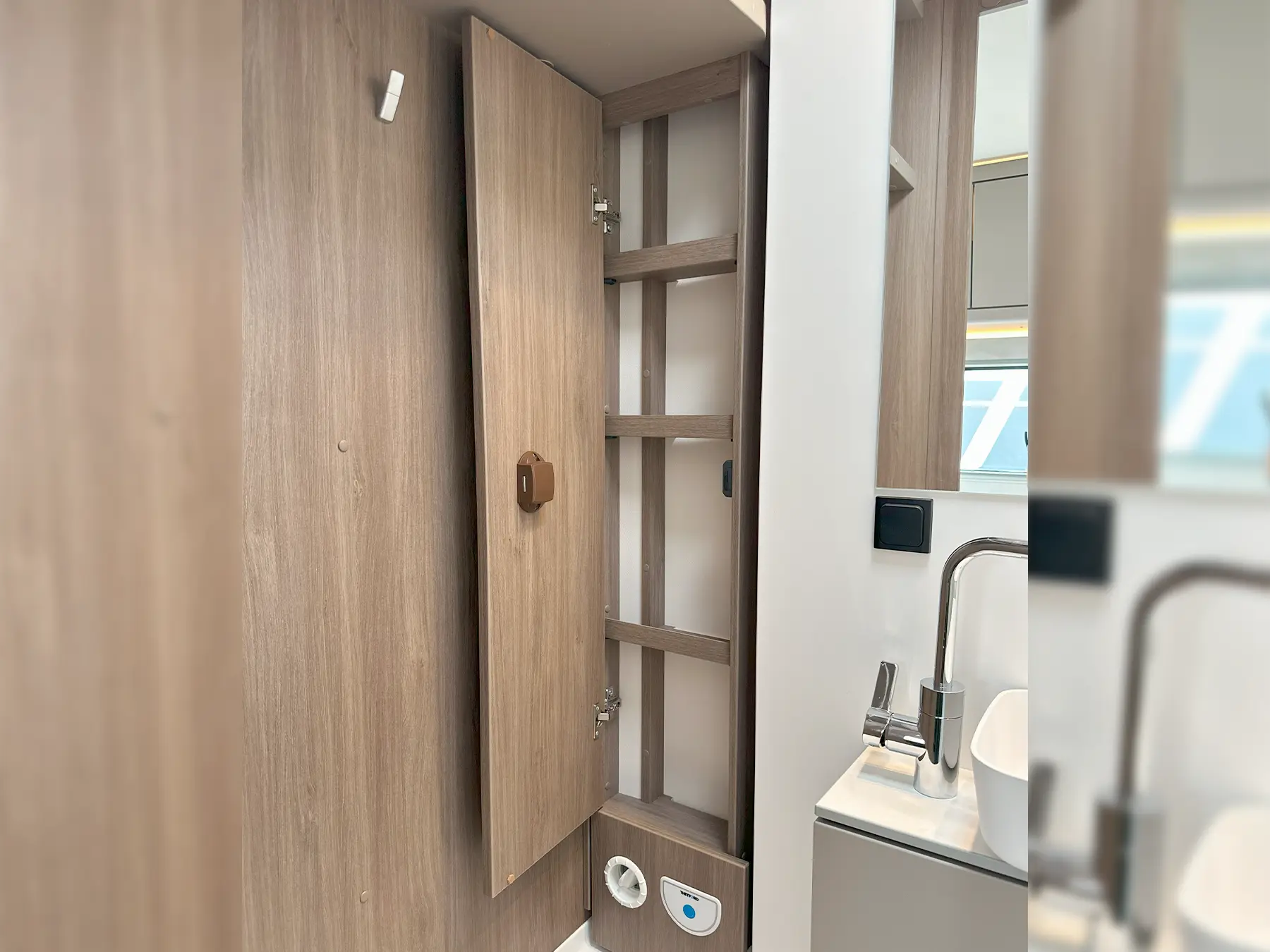 Carado T338 Pro + Bathroom Cabinet