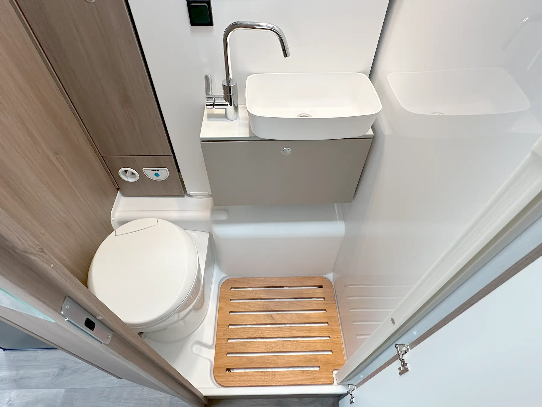 Carado T338 Pro + Bathroom