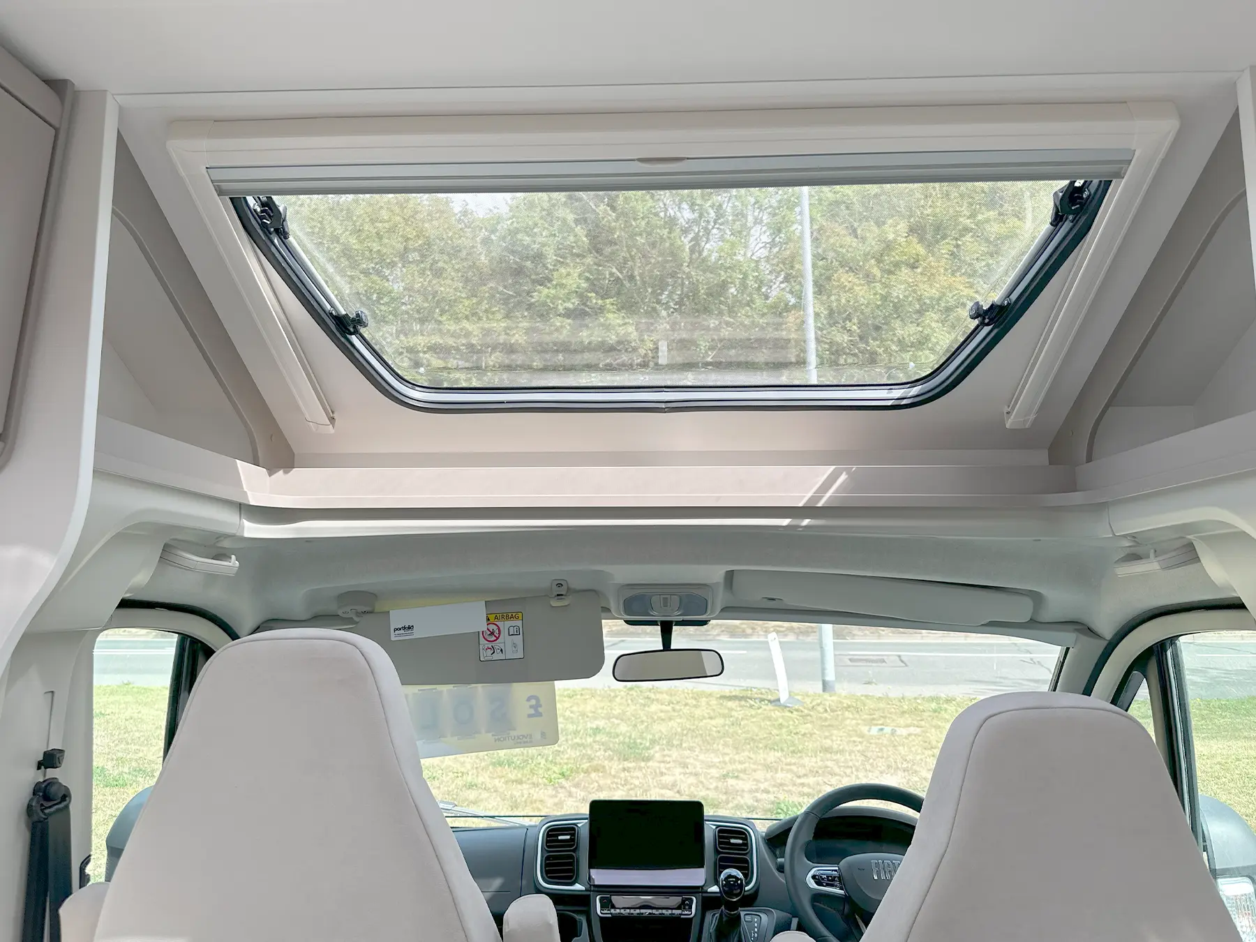 Carado T338 Pro + Skylight Over Cab
