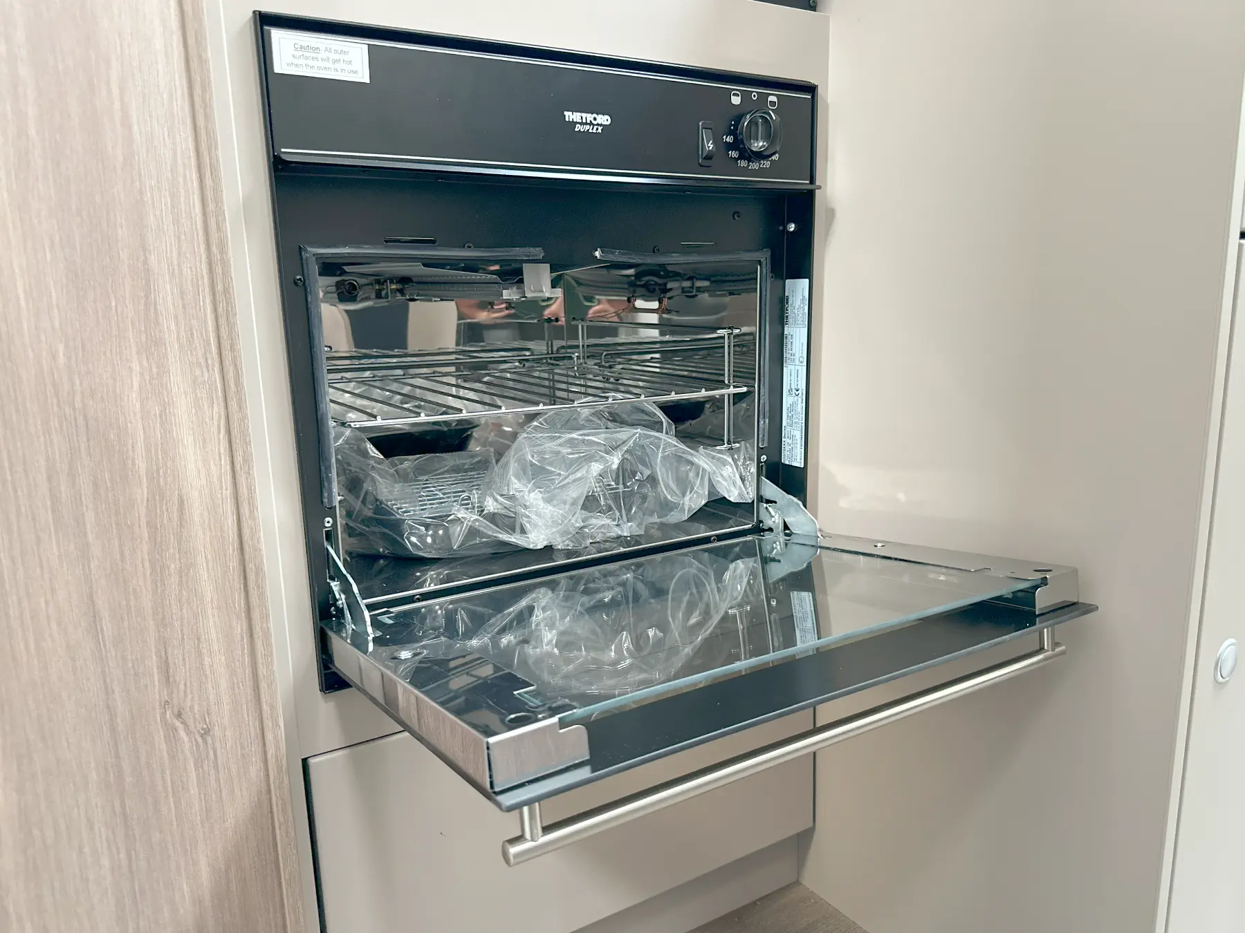 Carado T338 Pro + Thetford Oven