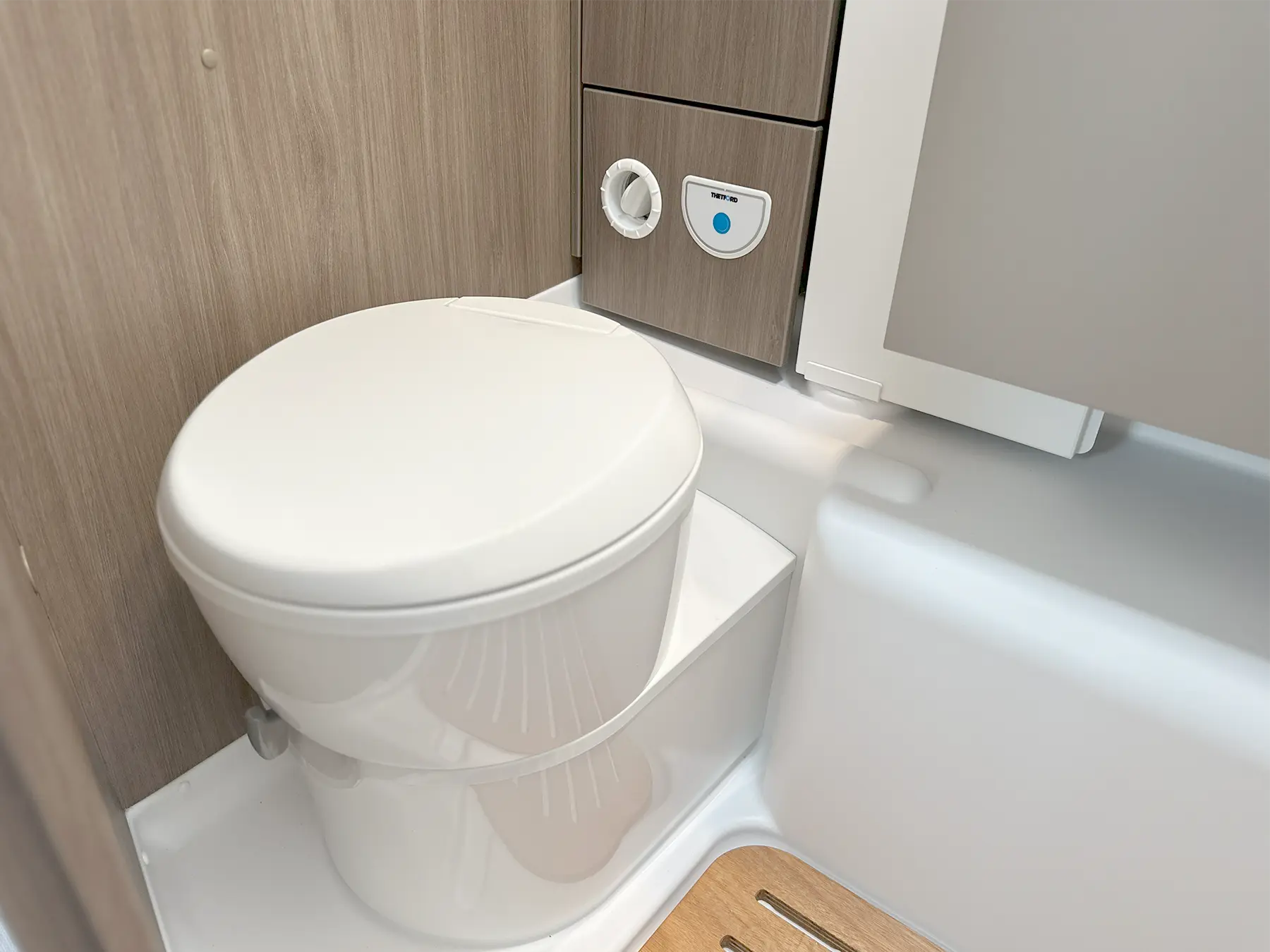 Carado T338 Pro + Thetford Toilet