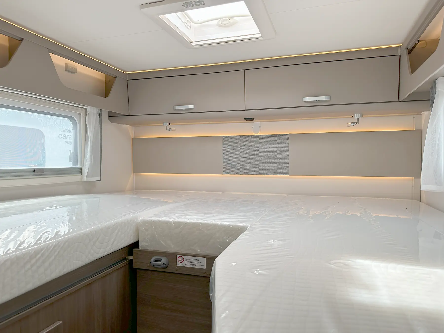 Carado T338 Pro + Twin Single Rear Bed