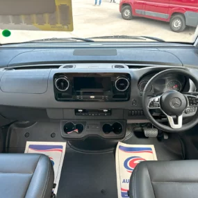 Hymer B-MC I 680 Drivers Cab