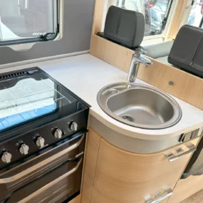 Hymer B-MC I 680 Kitchen