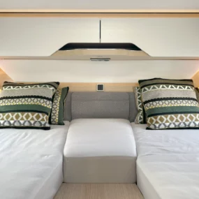 Hymer B-MC T 600 Whiteline Overhead Storage Bedroom