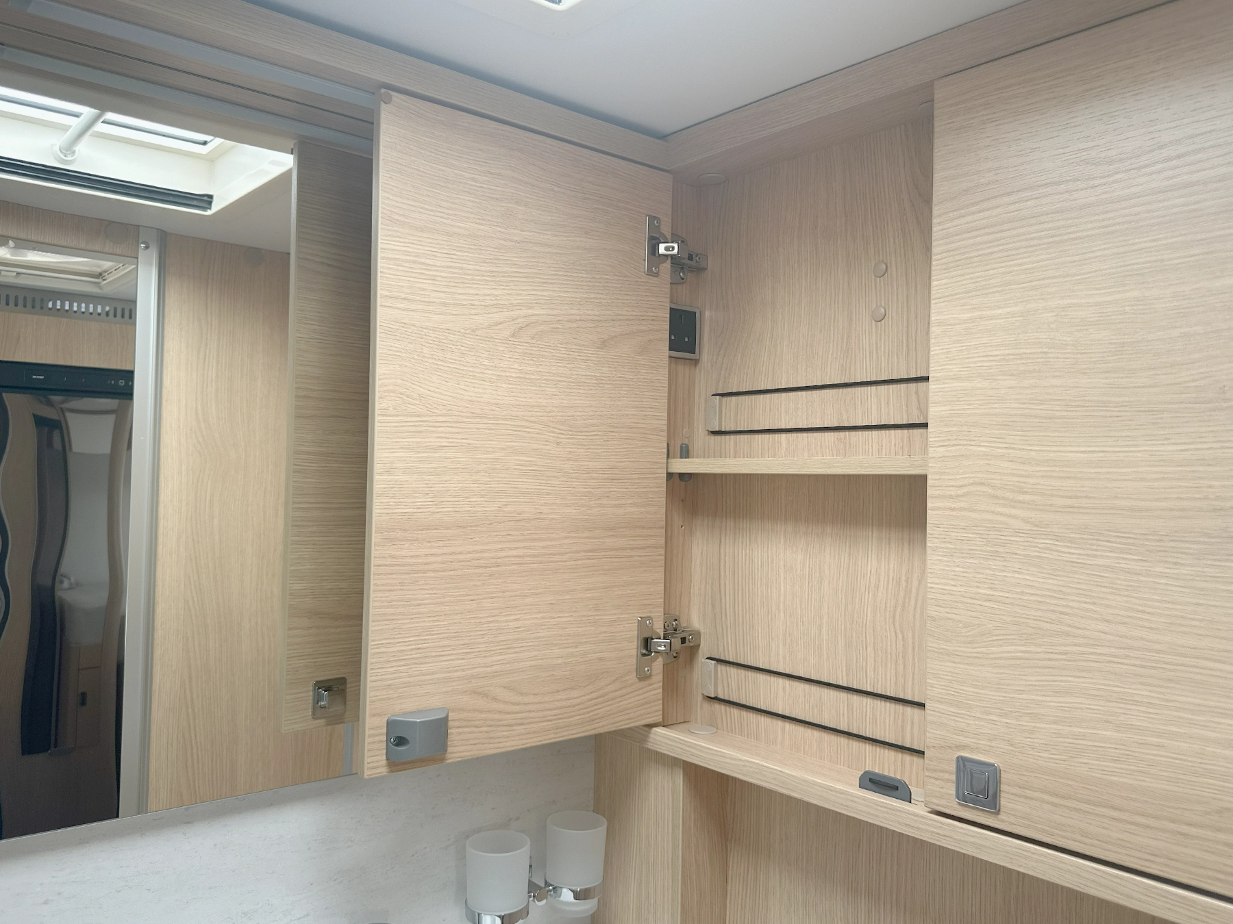Hymer B-MC T 600 Whiteline Bathroom Cabinet