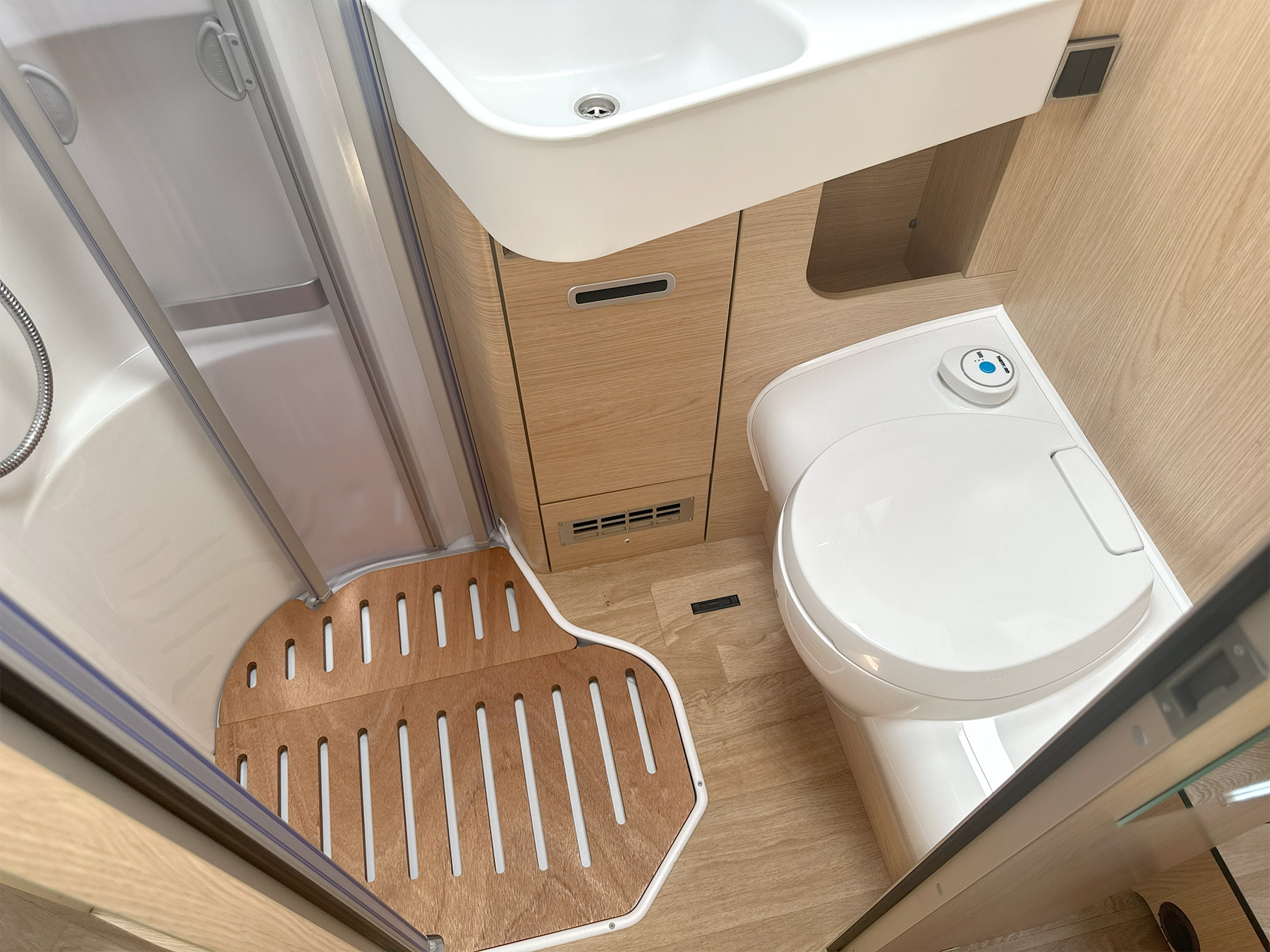 Hymer B-MC T 600 Whiteline Bathroom