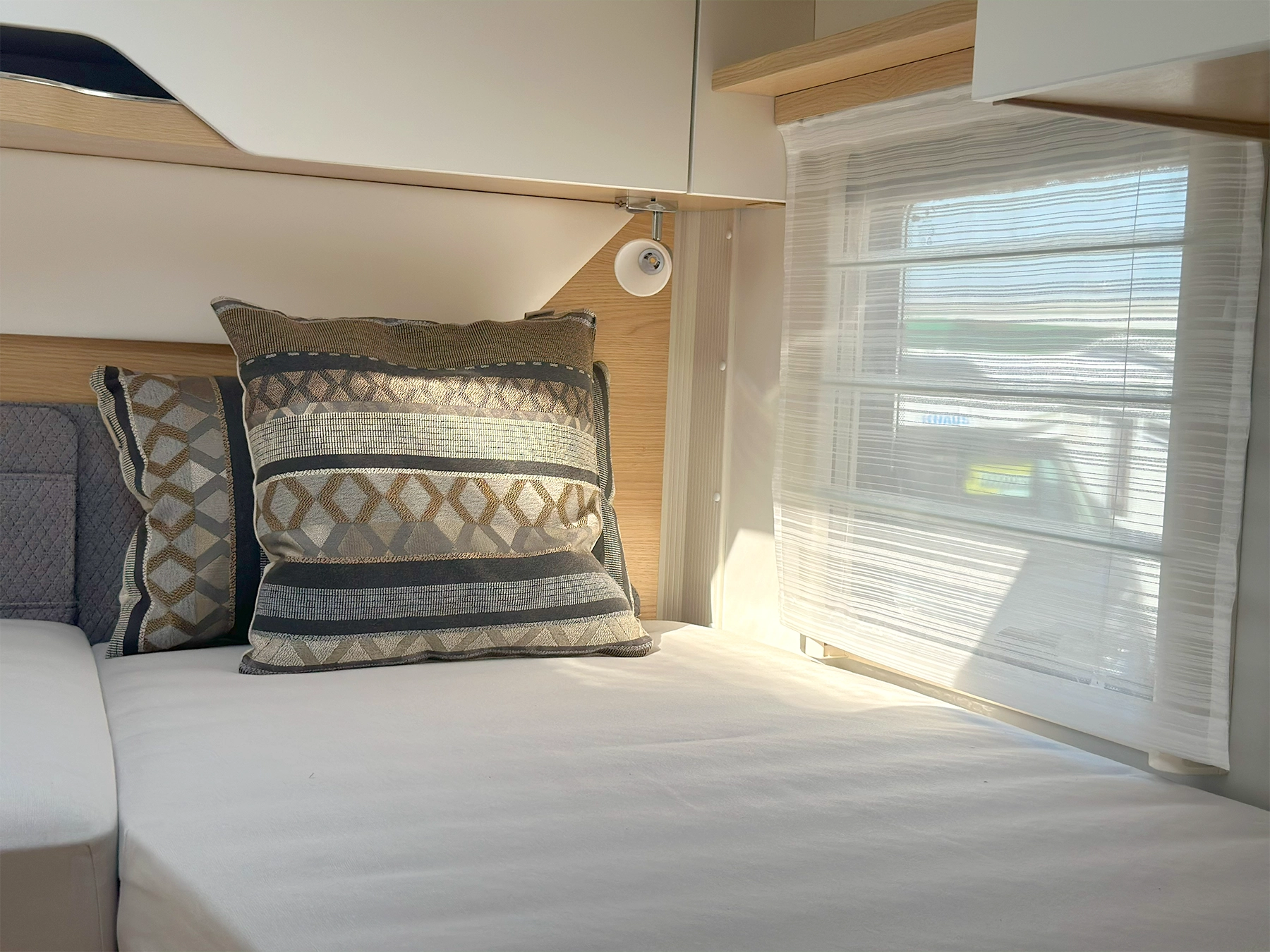 Hymer B-MC T 600 Whiteline Bedroom Window
