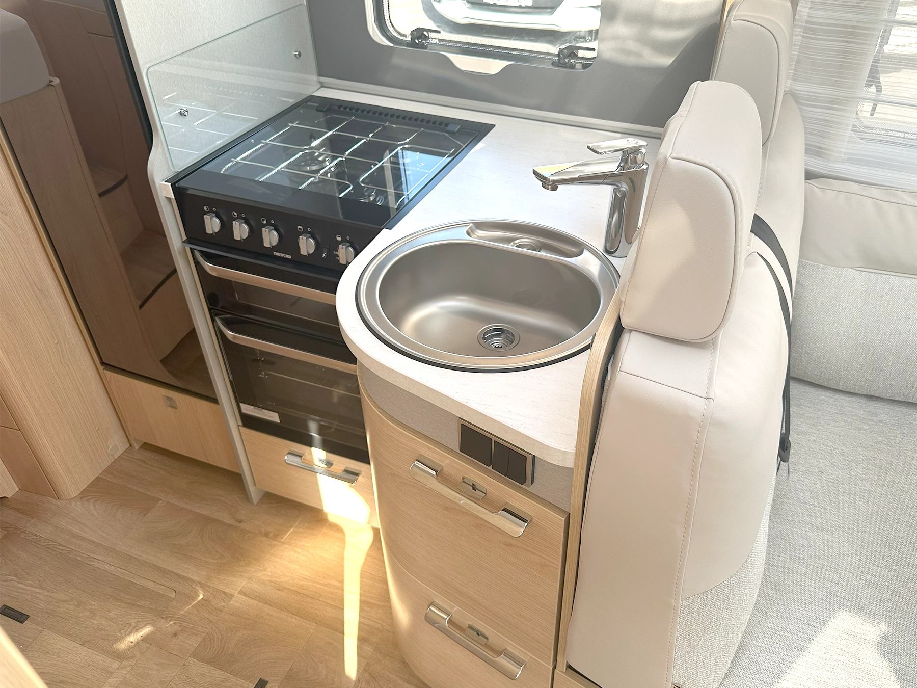 Hymer B-MC T 600 Whiteline Kitchen Area