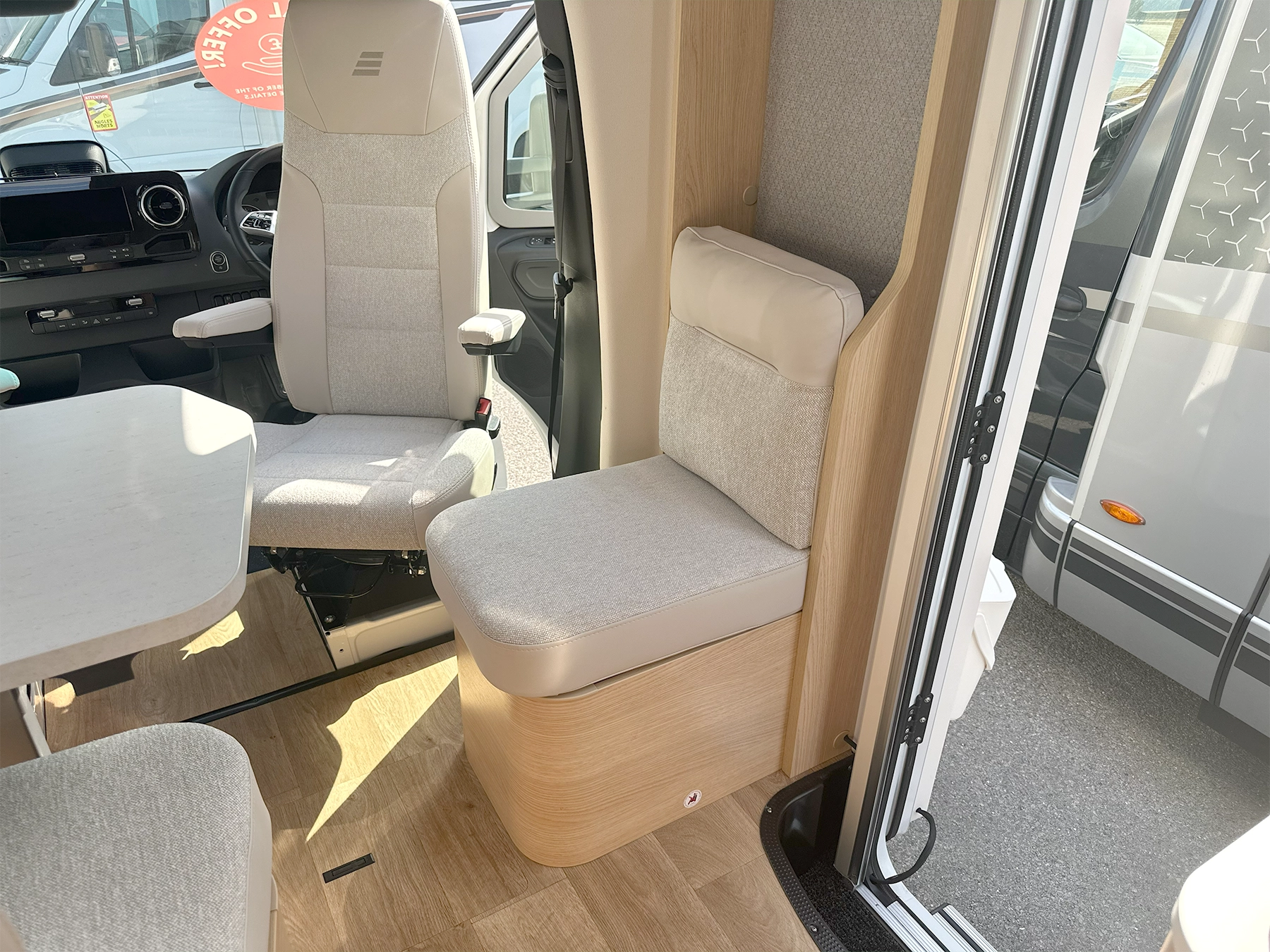 Hymer B-MC T 600 Whiteline Lounge Side Seat