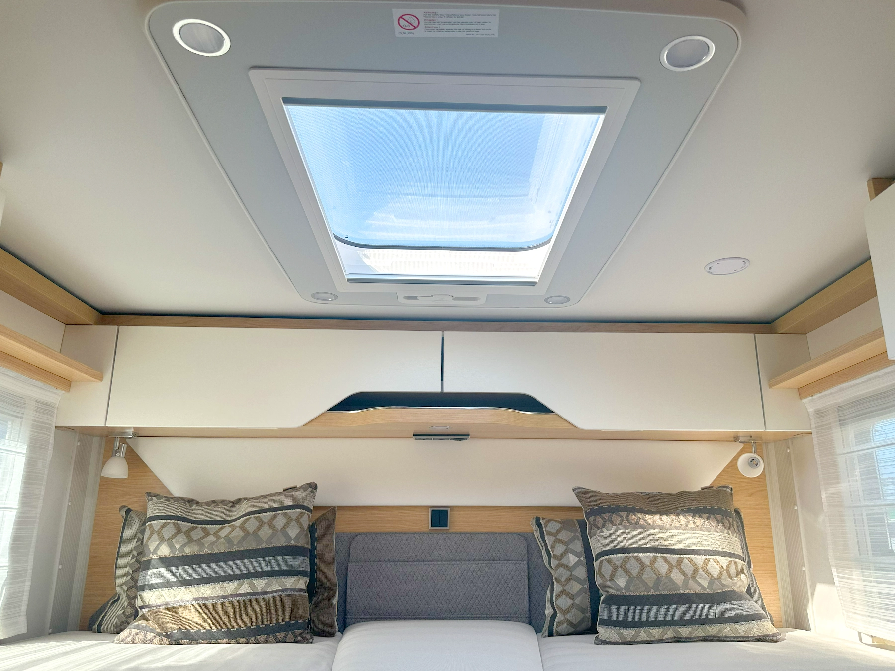 Hymer B-MC T 600 Whiteline Overhead Storage & Skylight Over Bed