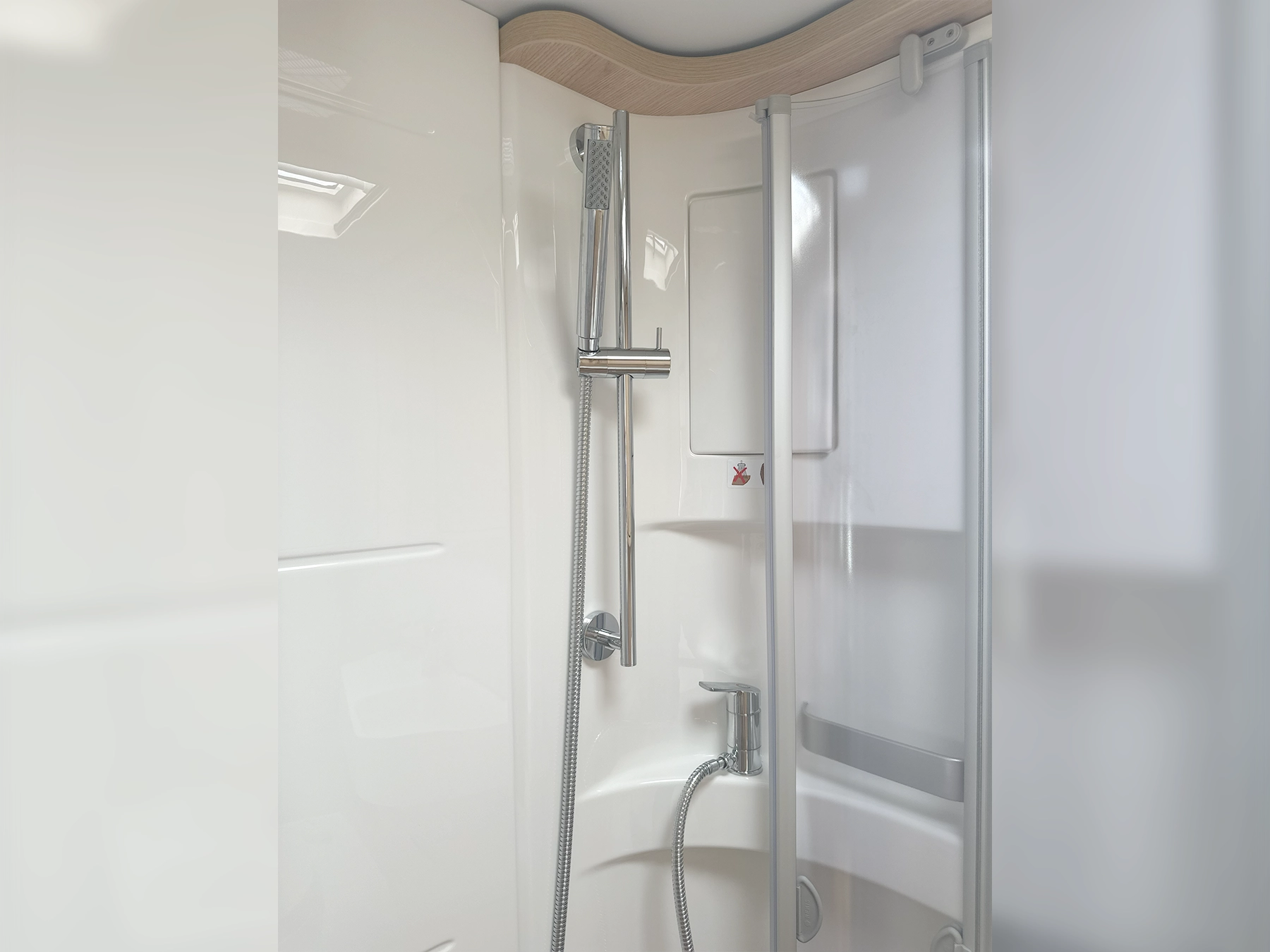 Hymer B-MC T 600 Whiteline Shower