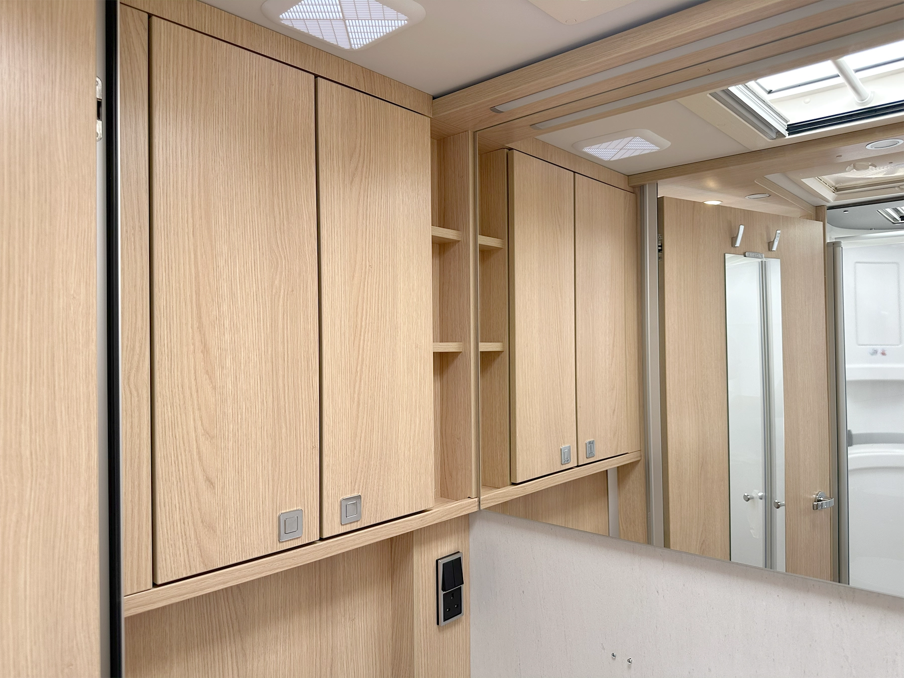 Hymer B-MC I 680 Bathroom Mirror & Cupboards
