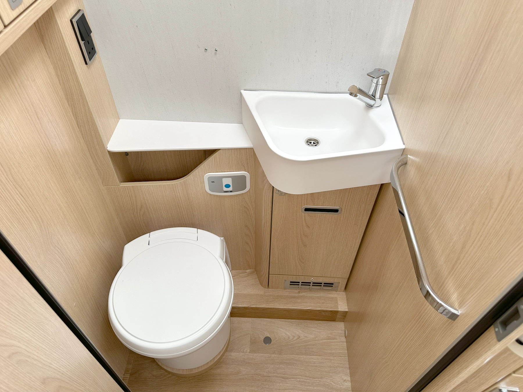 Hymer B-MC I 680 Bathroom