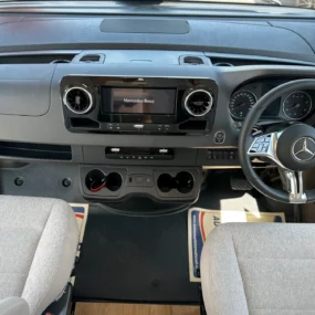 Hymer B-MC I 680 Drivers Cab