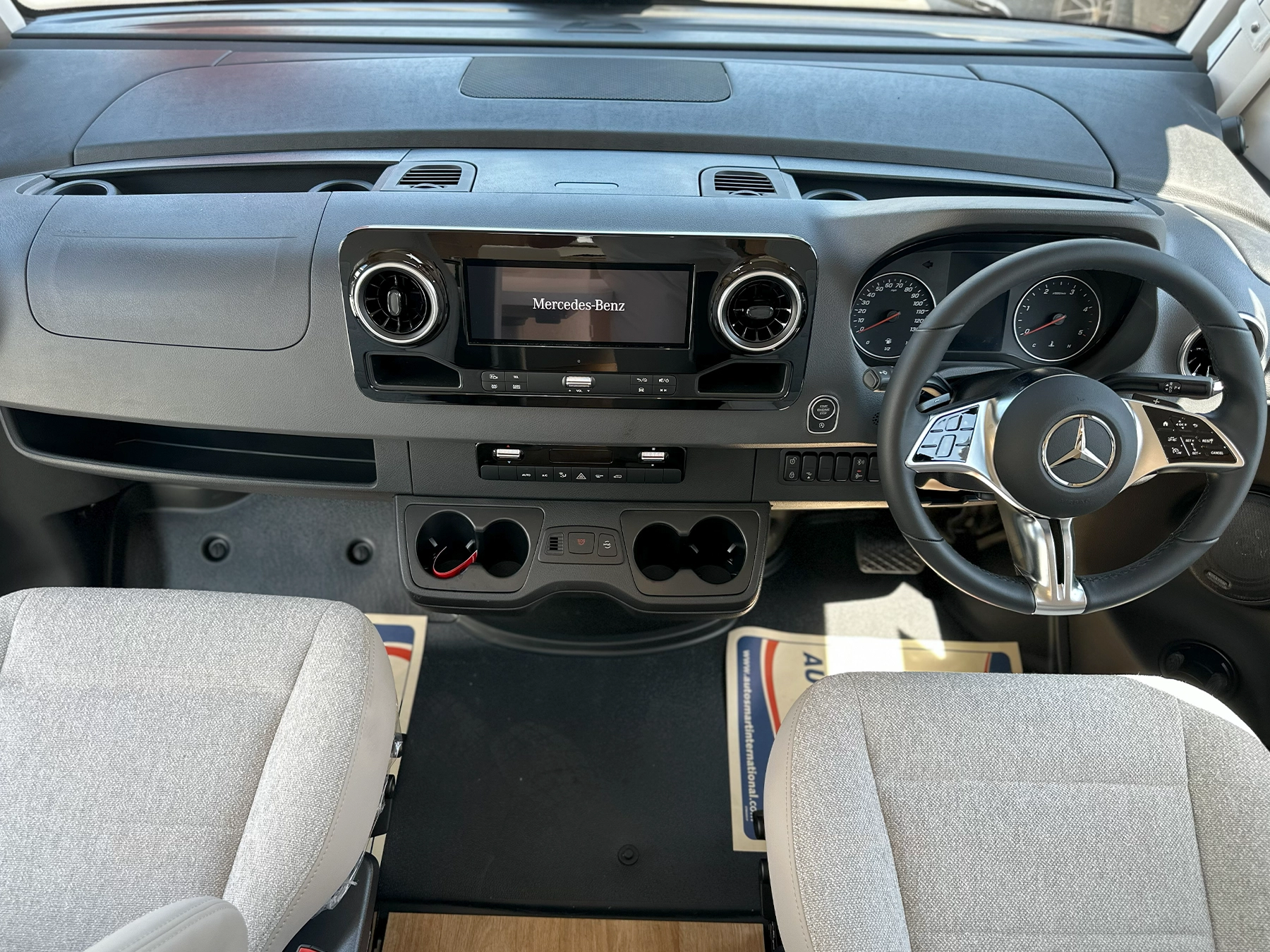 Hymer B-MC I 680 Drivers Cab