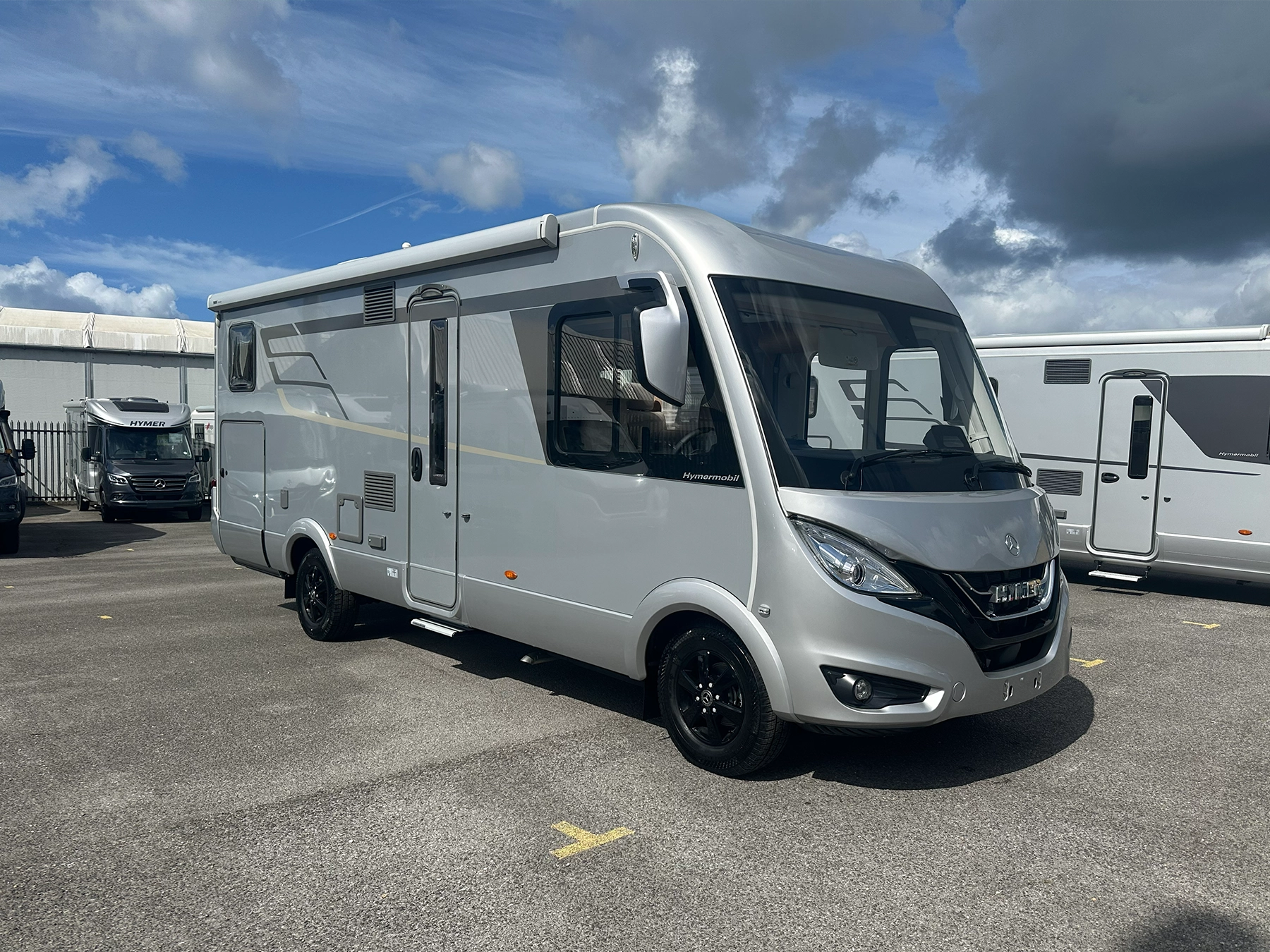 Hymer B-MC I 680 Exterior Front Left Side