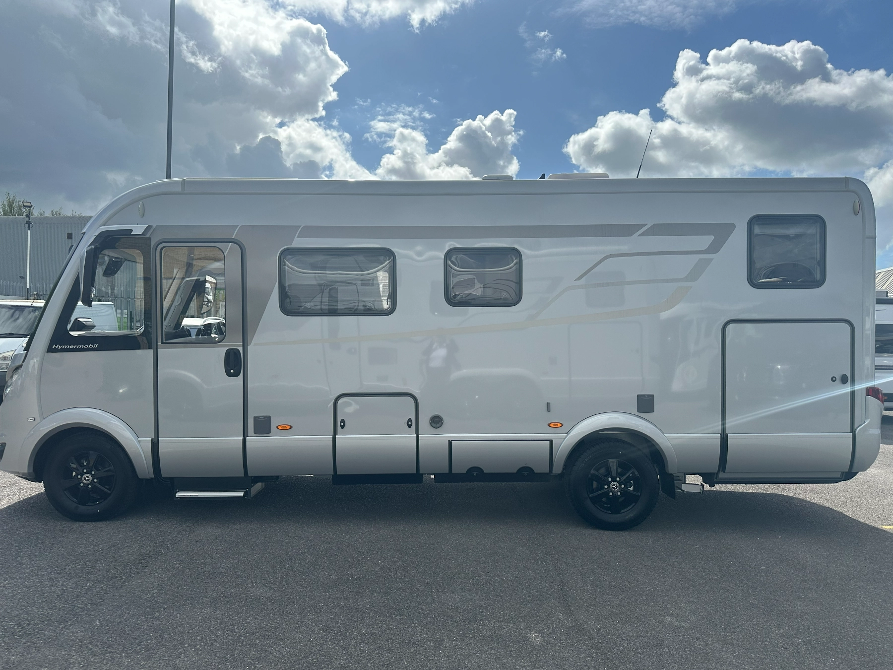 Hymer B-MC I 680 Exterior Right Side