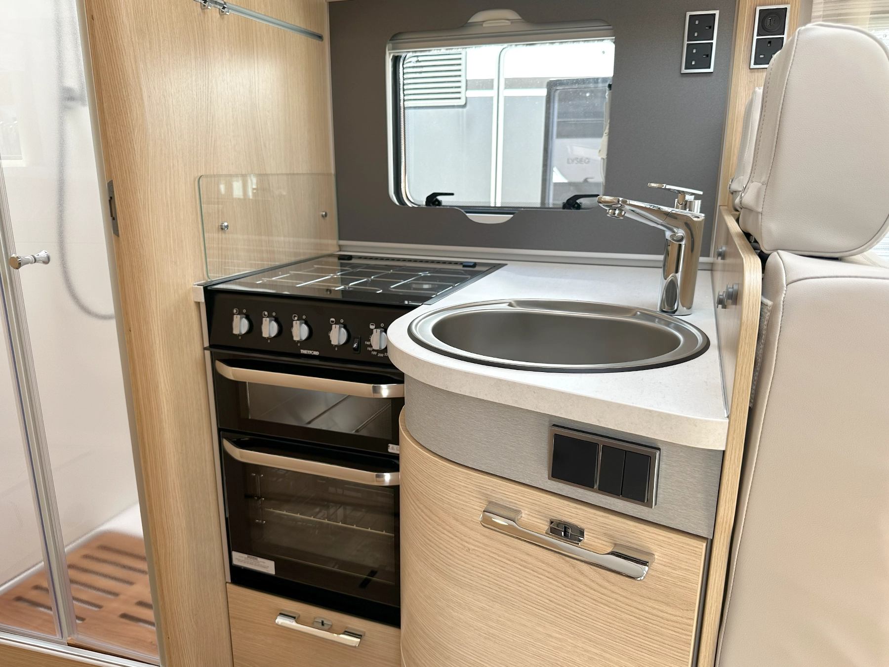 Hymer B-MC I 680 Kitchen