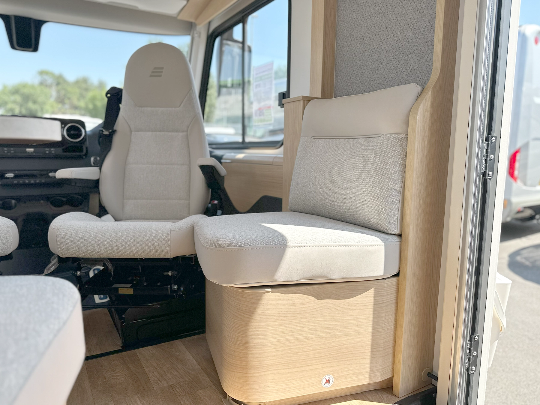 Hymer B-MC I 680 Side Seat