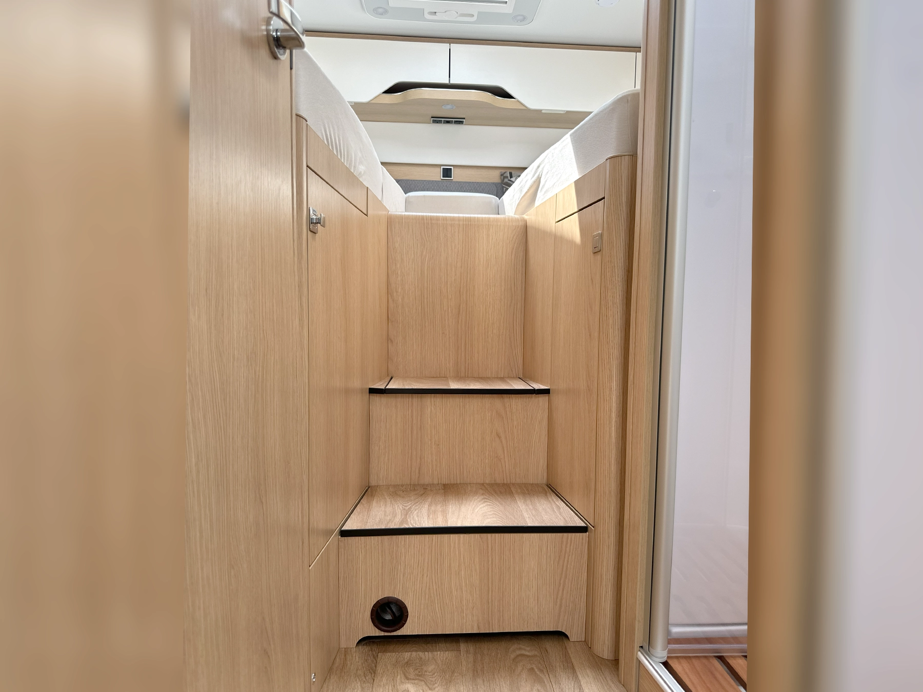 Hymer B-MC I 680 Steps to Bed