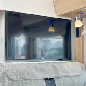 Hymer B-MC I 580 TV in lounge