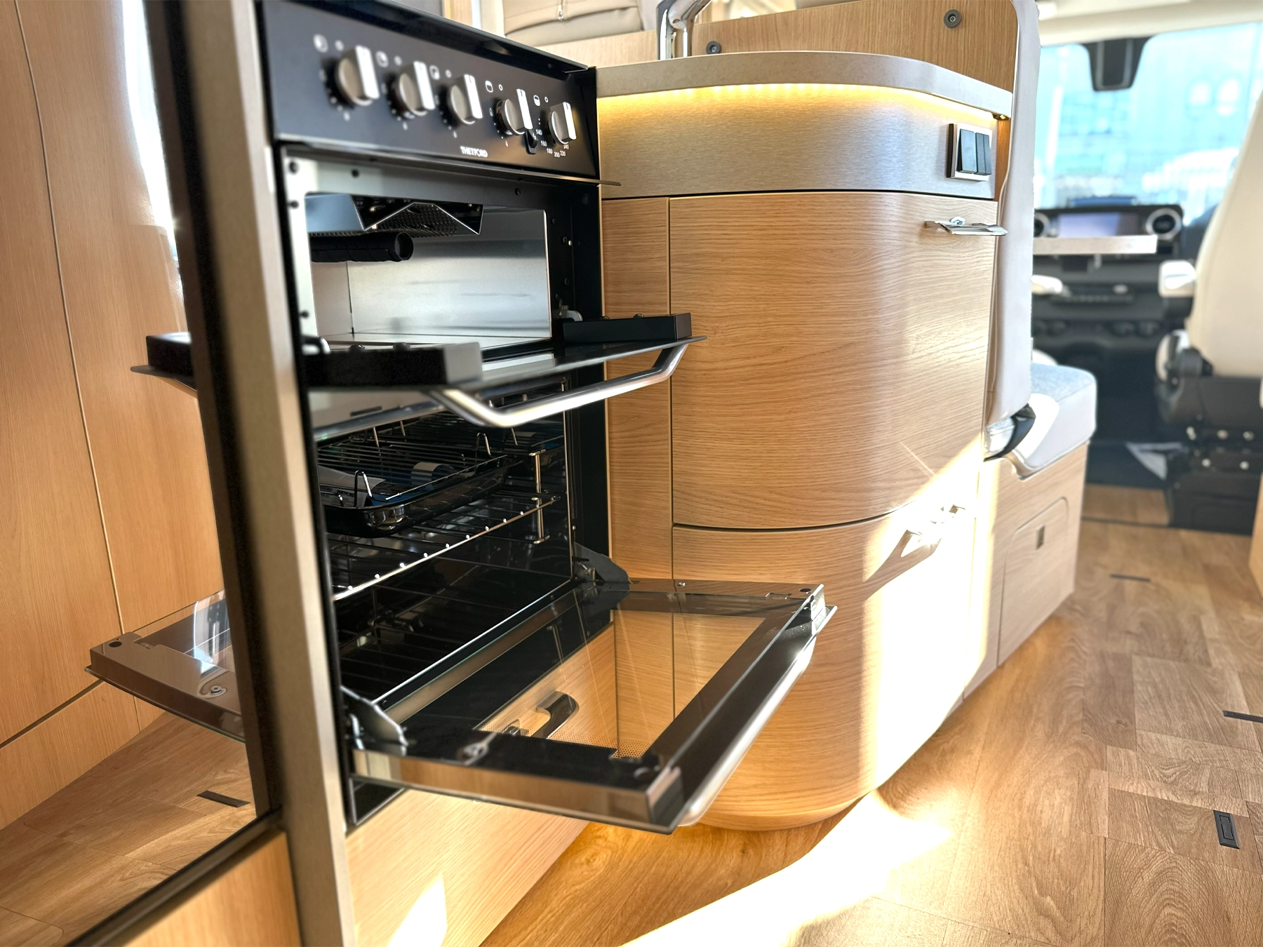 Hymer B-MC I 600 Whiteline Motorhome 7045 - Kitchen Oven