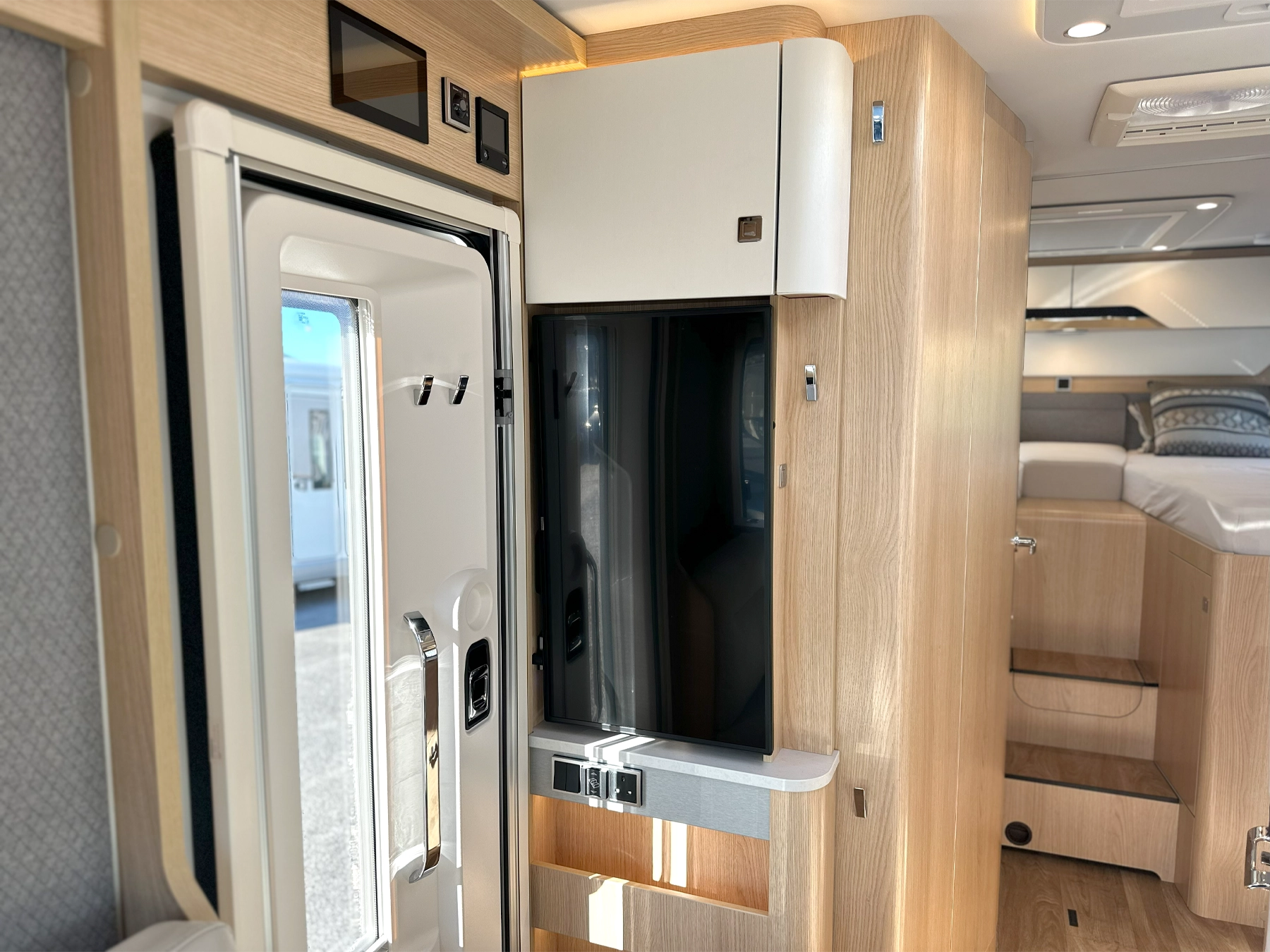 Hymer B-MC I 600 Whiteline Motorhome 7045 - Lounge TV