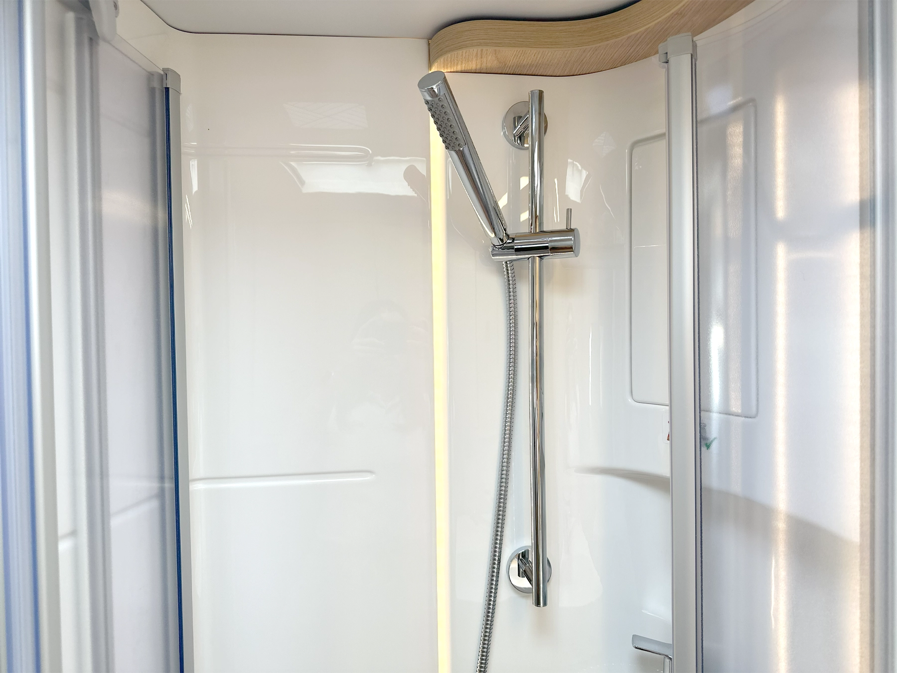 Hymer B-MC I 600 Whiteline Motorhome 7045 - Washroom Shower Head