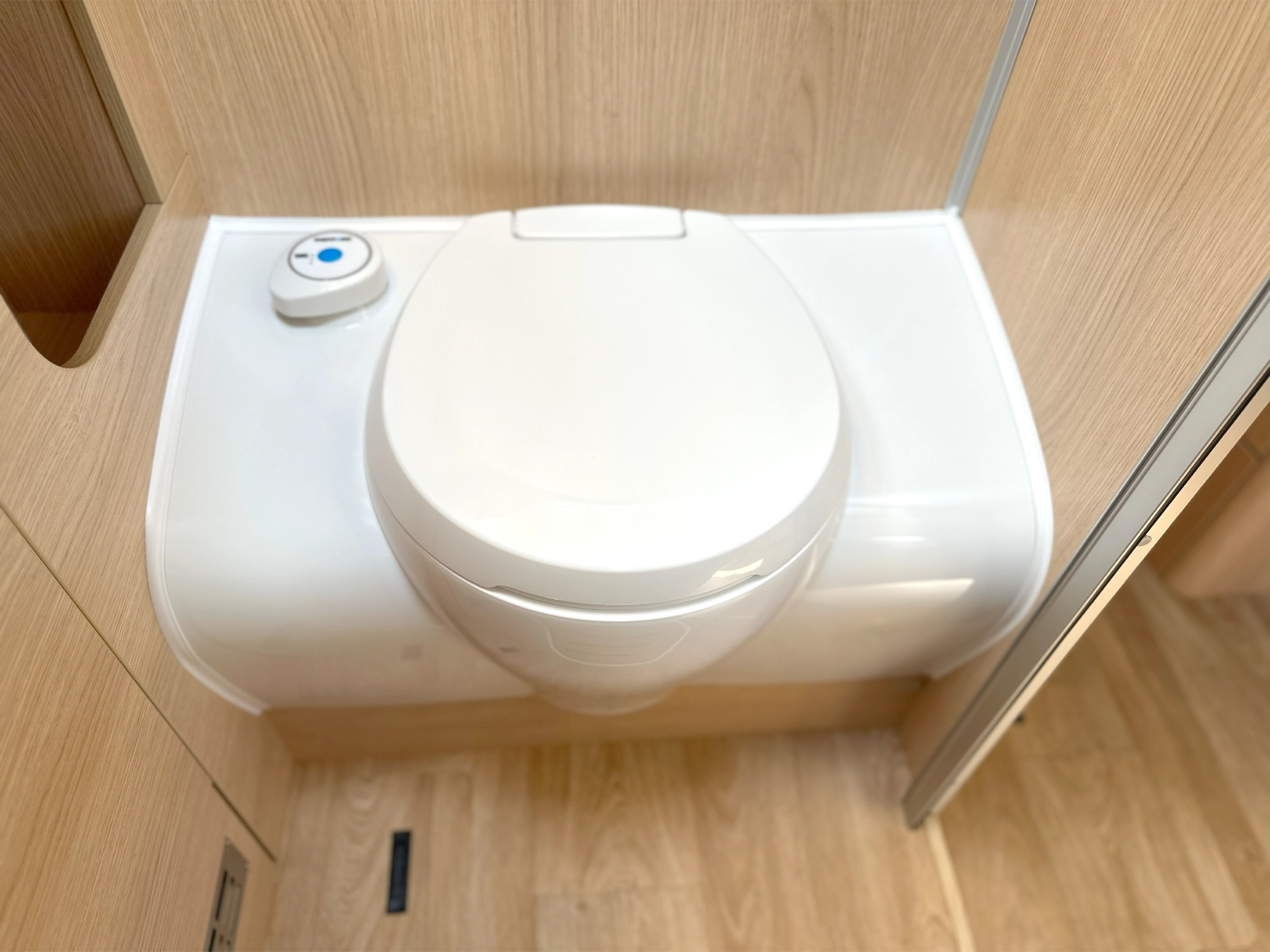 Hymer B-MC I 600 Whiteline Motorhome 7045 - Washroom Toilet