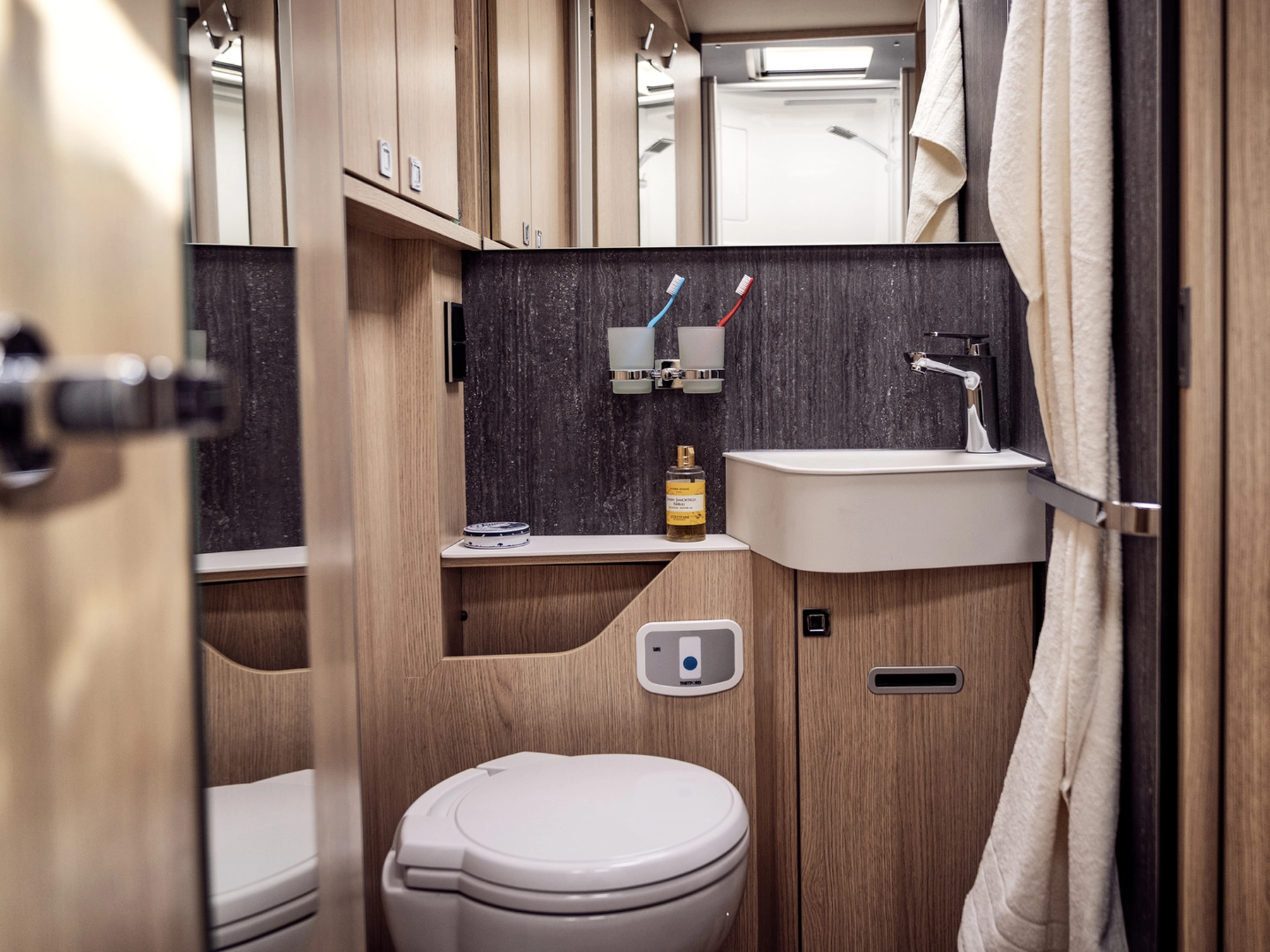 Hymer B-ML I 780 Motorhome - Bathroom