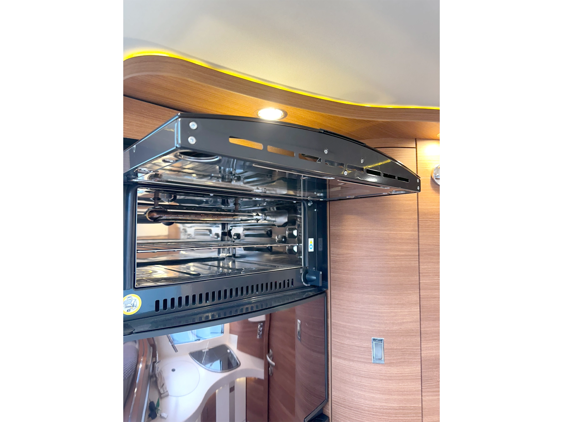 Carthago Chic C-Line I Motorhome - Kitchen Oven