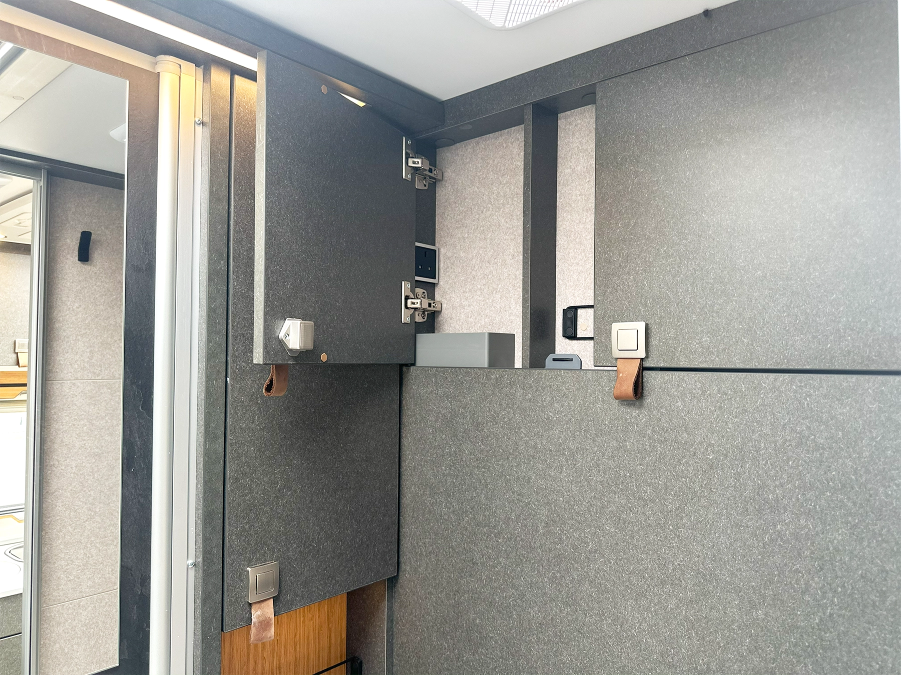 Hymer ML-T 570 Crossover 4X4 Bathroom Cabinets