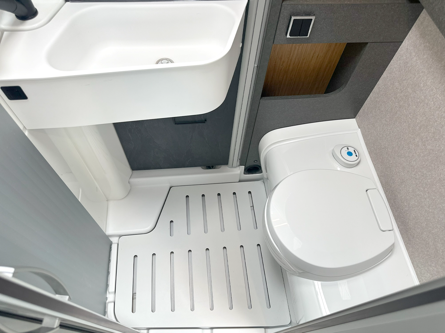 Hymer ML-T 570 Crossover 4X4 Bathroom