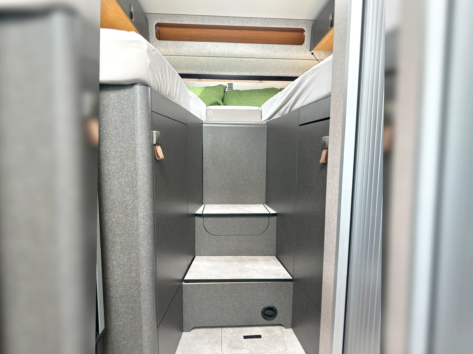 Hymer ML-T 570 Crossover 4X4 Steps to bed