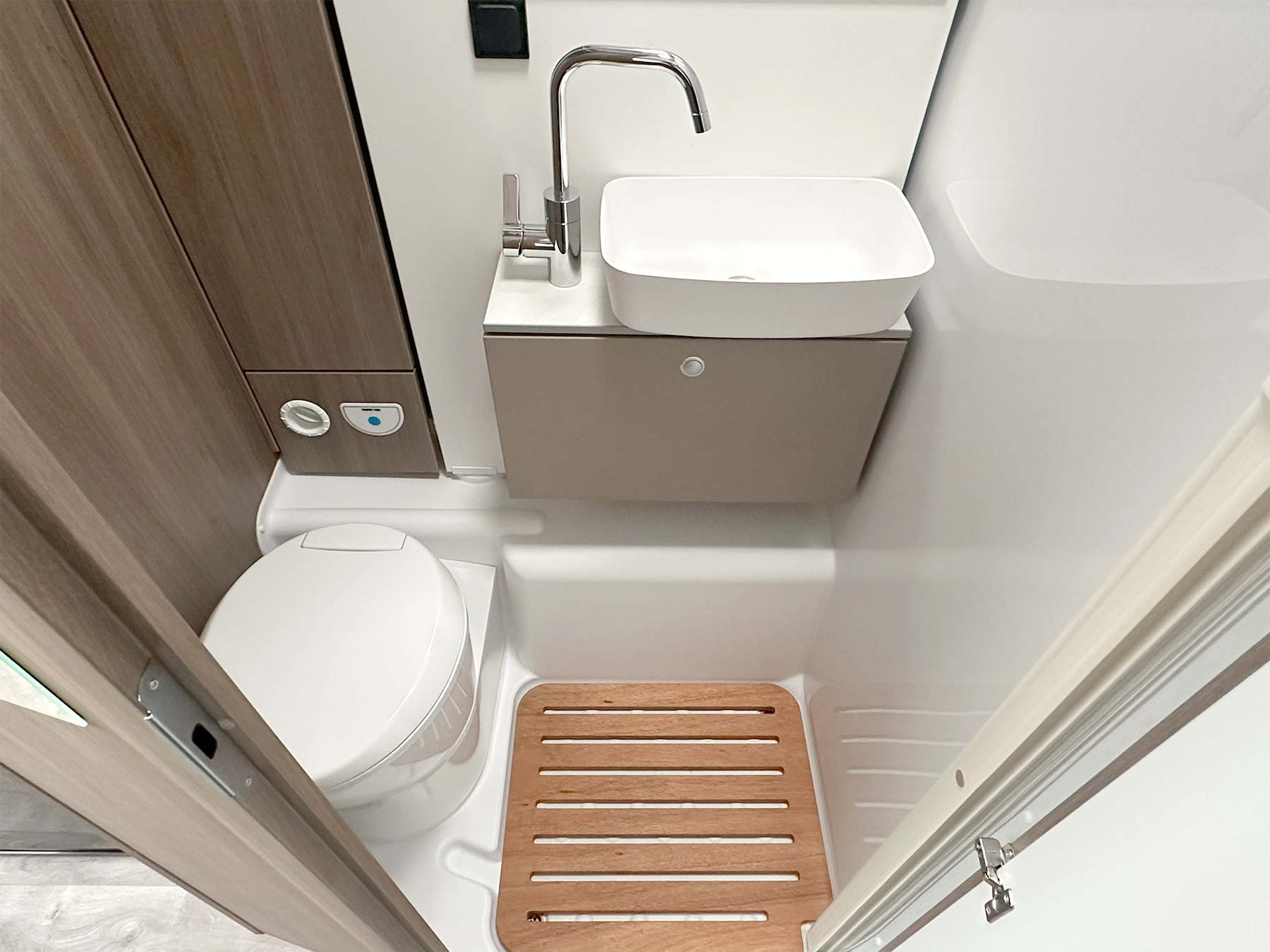 Carado T338 Bathroom