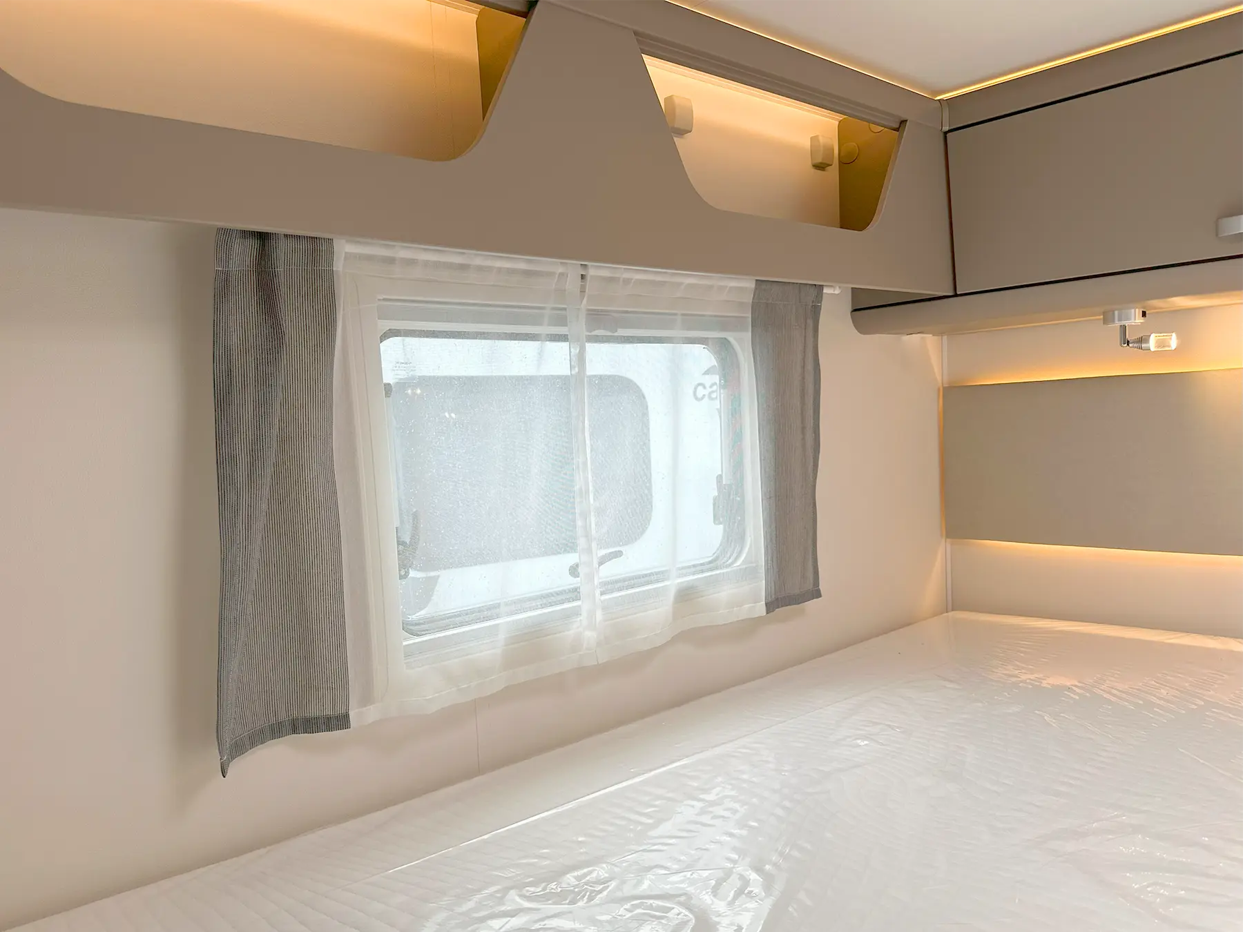 Carado T 457 Pro+ Bedroom Window