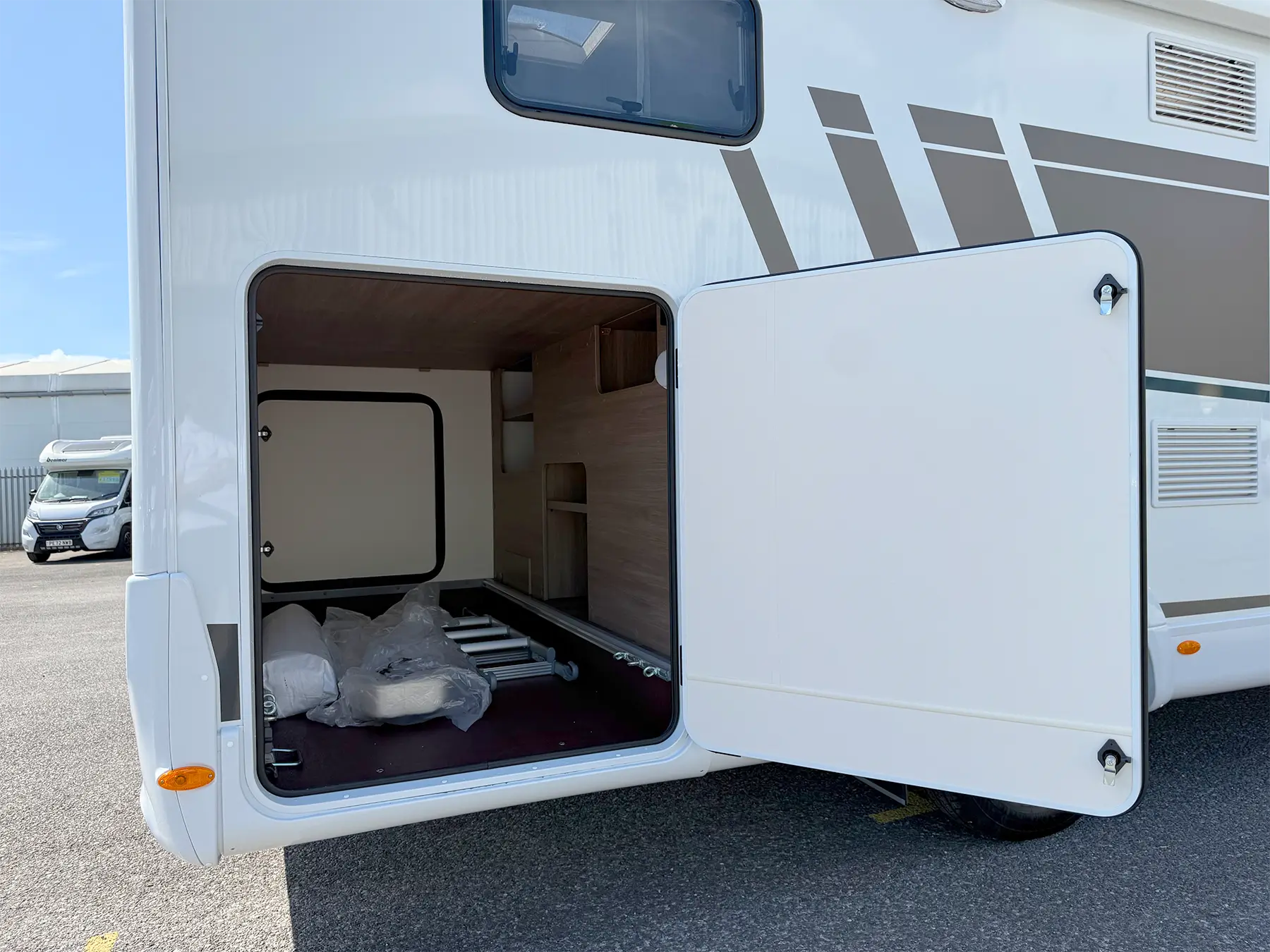 Carado T 457 Pro+ Exterior Garage