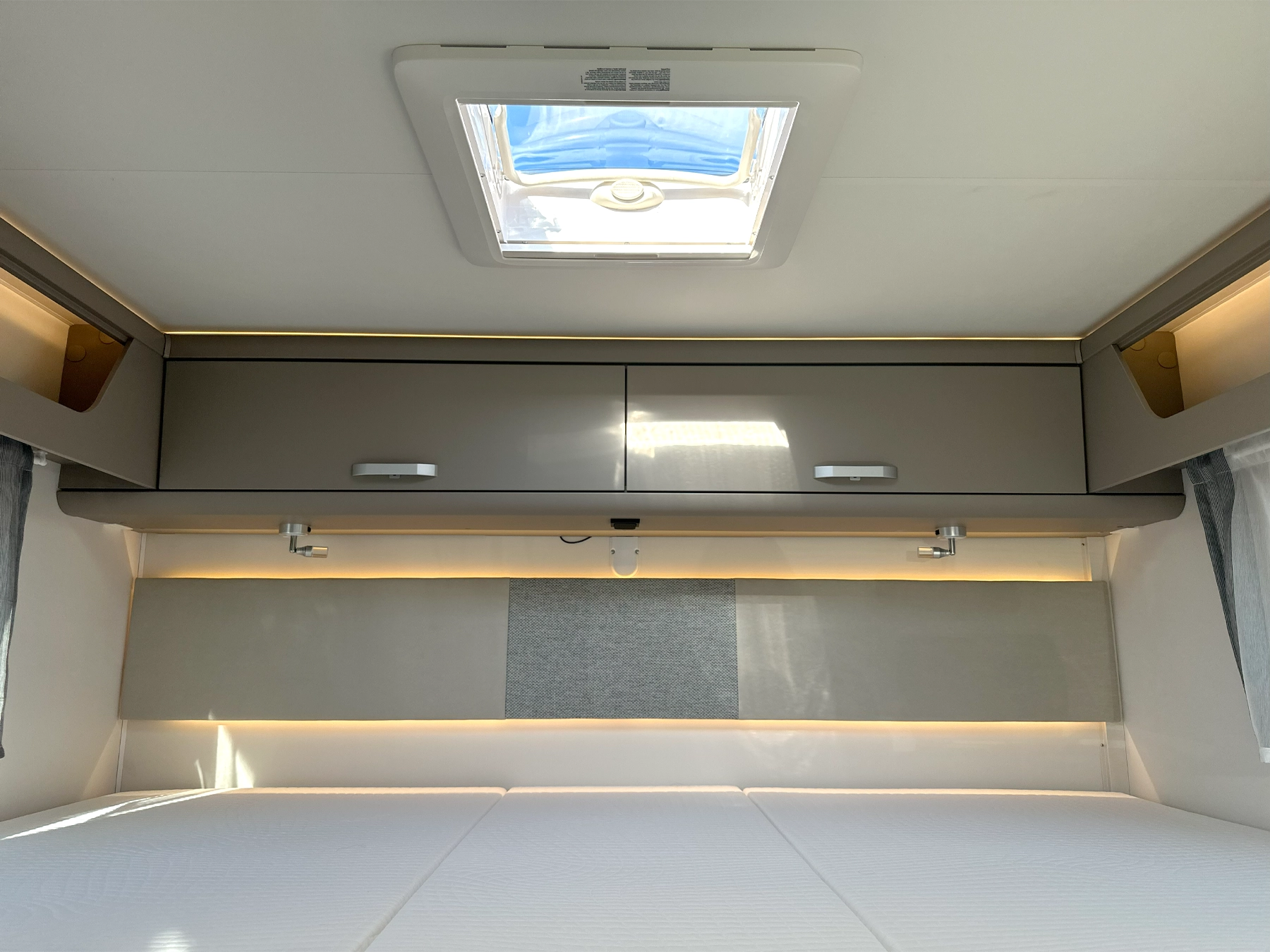 Carado T338 Pro Motorhome 7102 - Bedroom Skylight