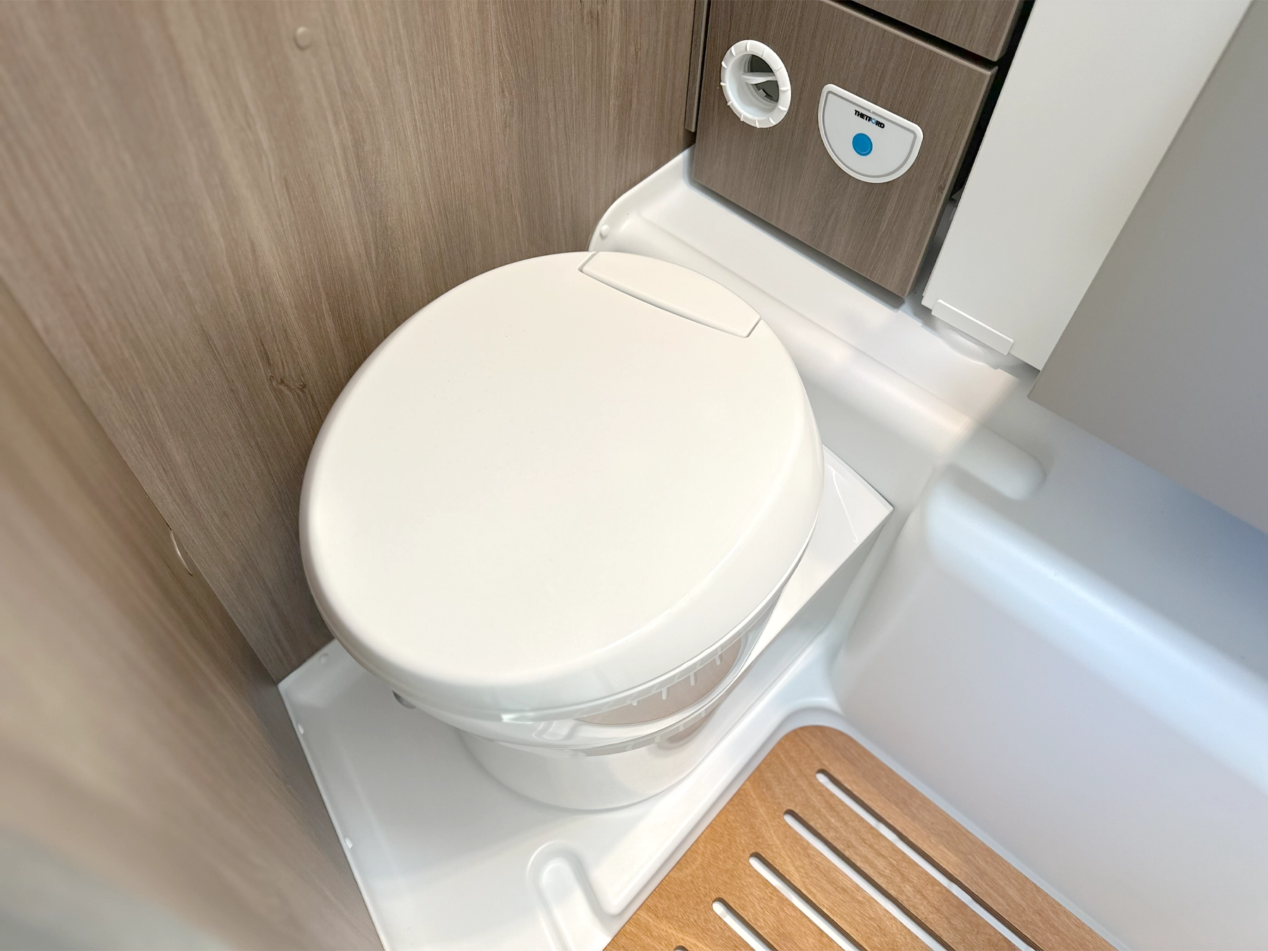Carado T338 Pro Motorhome 7102 - Washroom Toilet