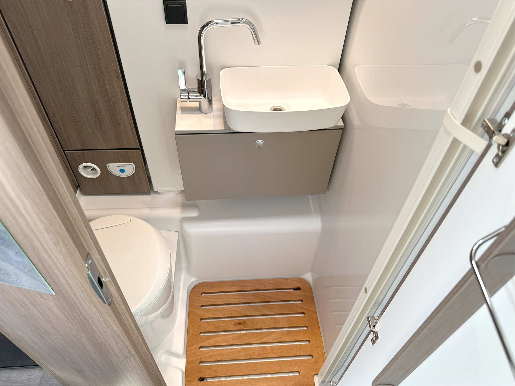 Carado T338 Pro Motorhome 7102 - Washroom
