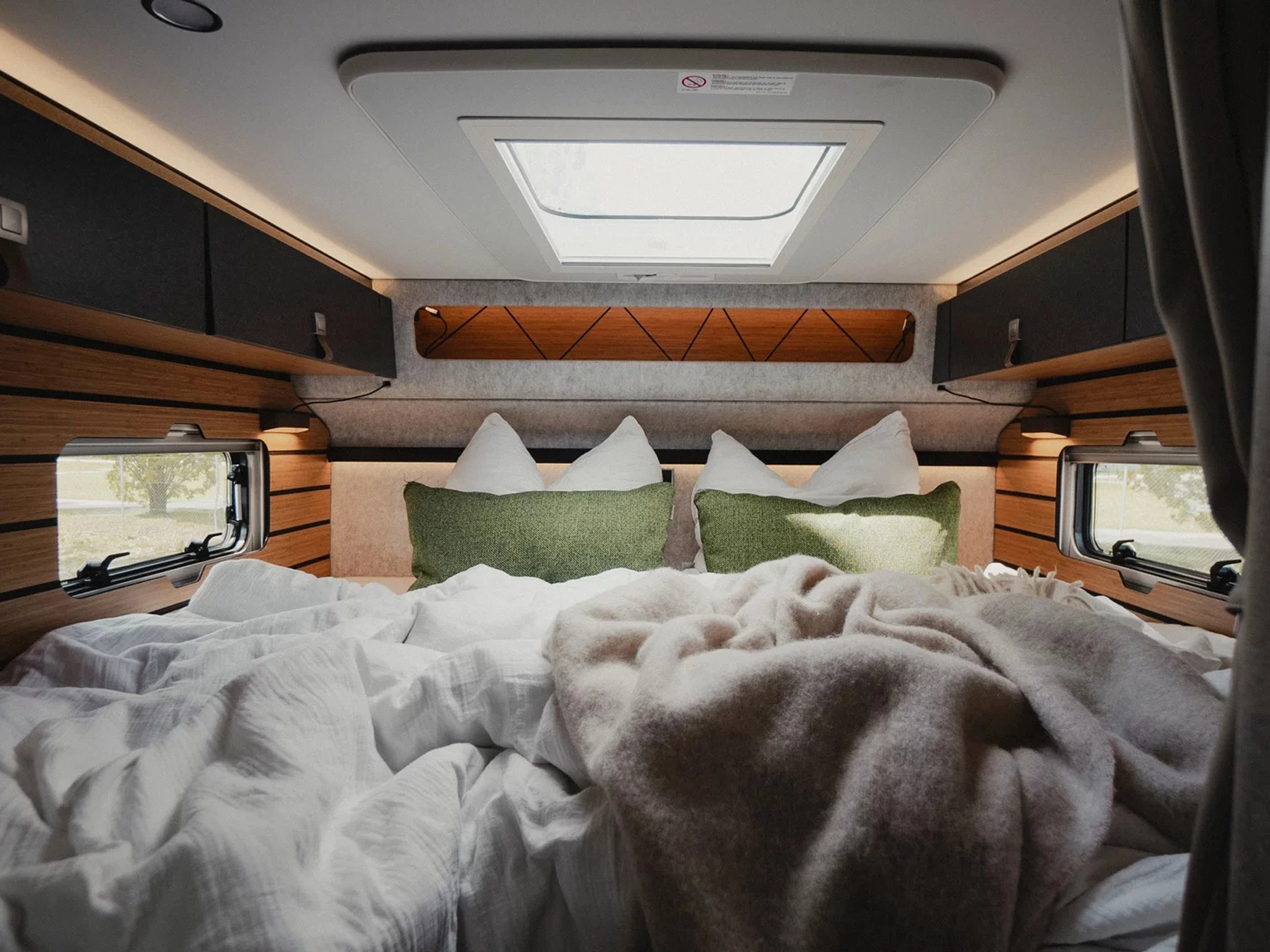 Hymer ML-T 570 CrossOver Motorhome - Bed