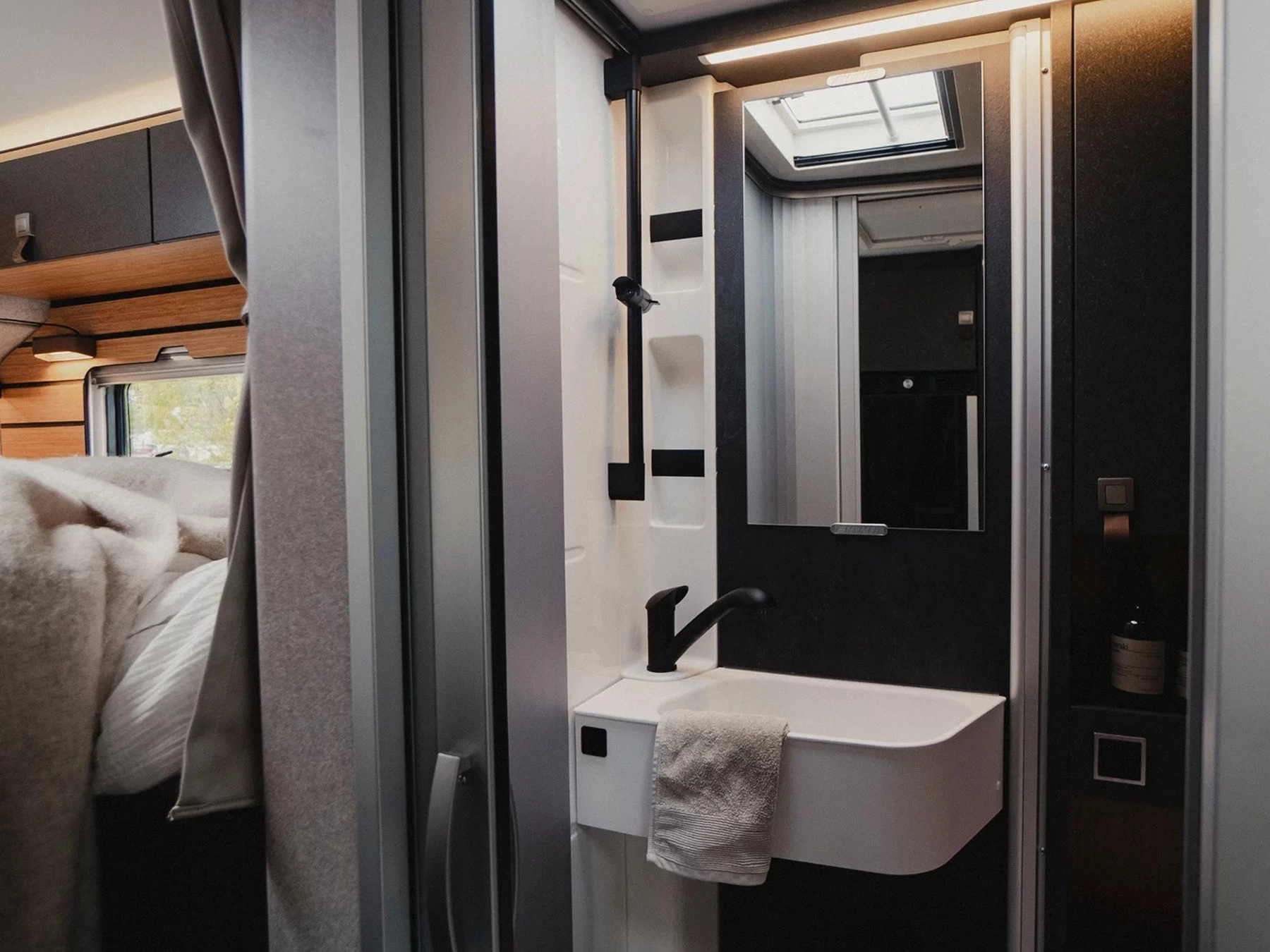 Hymer ML-T 570 CrossOver Motorhome - Washroom Basin