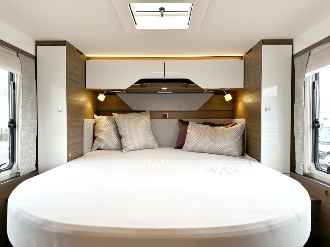 Hymer B-ML I 890 Motorhome - Bedroom Bed