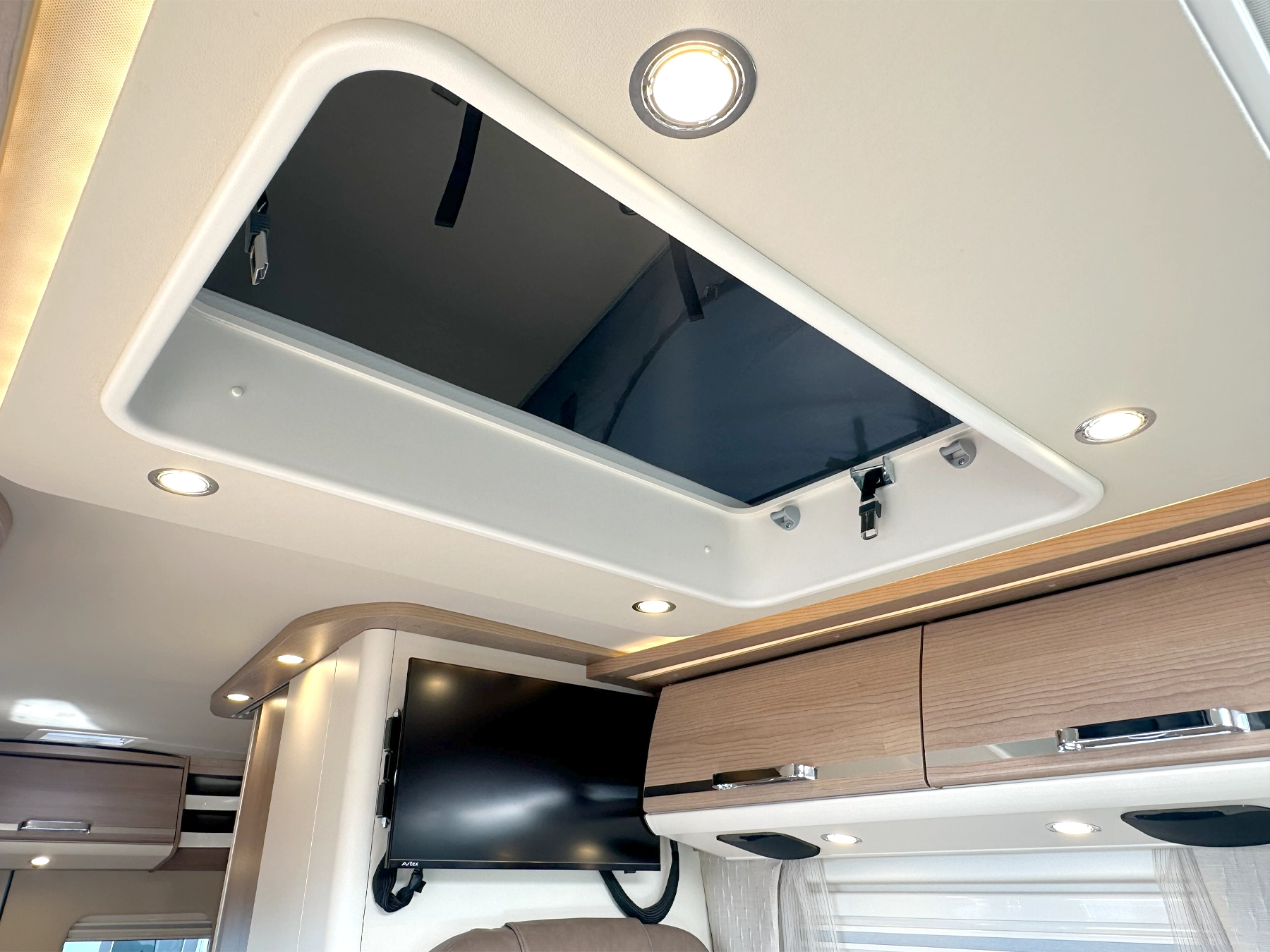Malibu Diversity 600 DB K GT Skyview Pop Top Campervan 7912 - Interior Pop Top Entrance